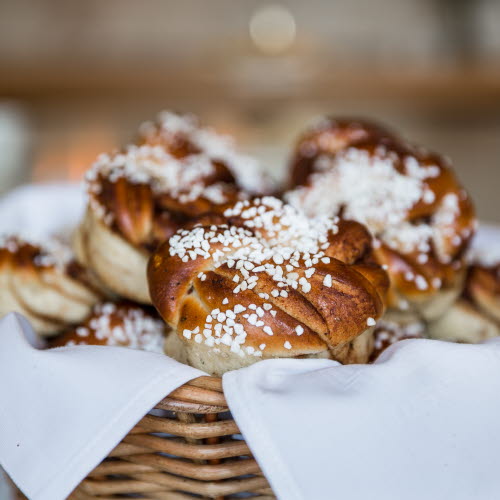 Nybakad kanelbulle.