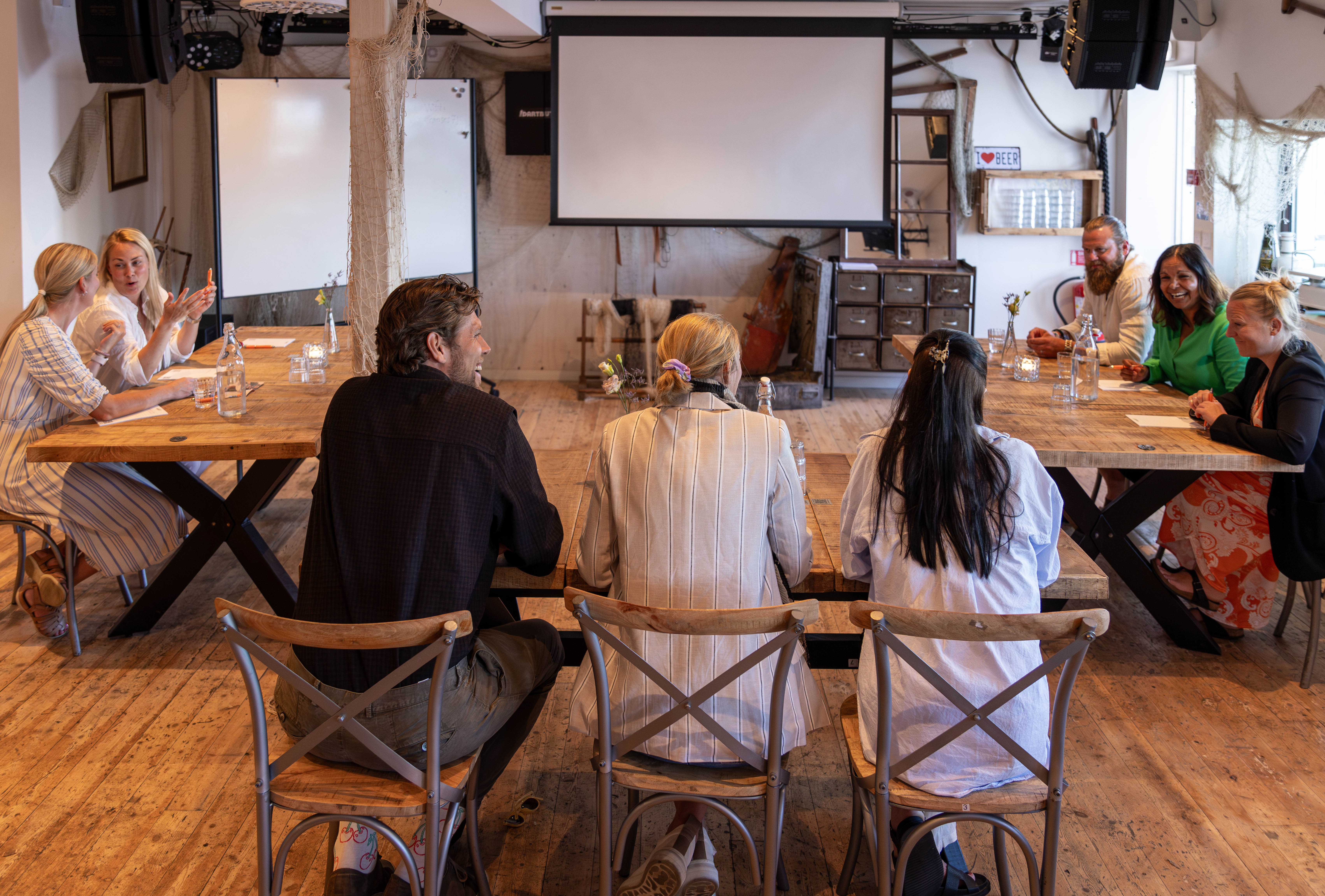 En grupp människor sitter vid ett konferensbord.