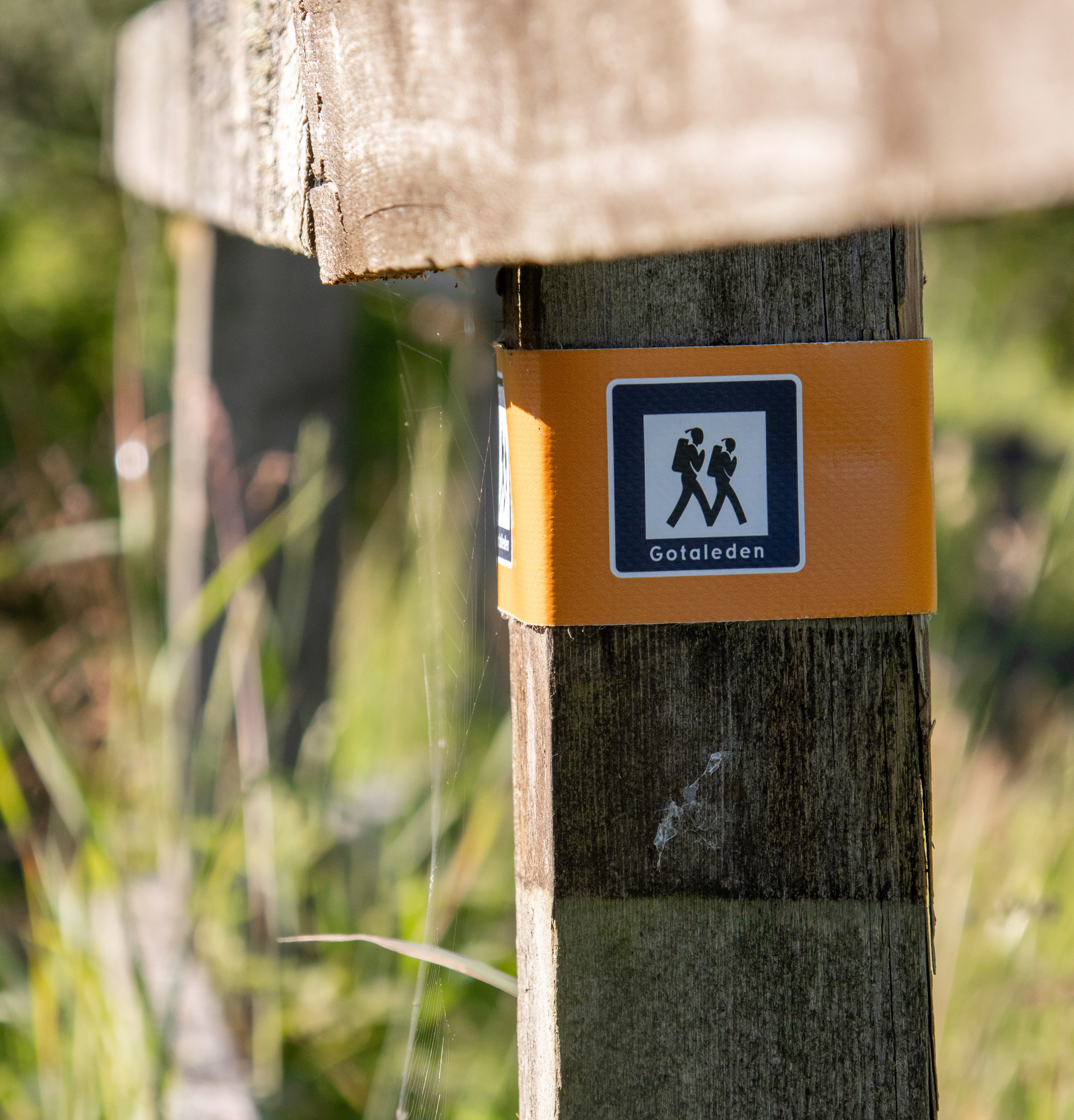 Skylt över vandringsleden Gotaleden.