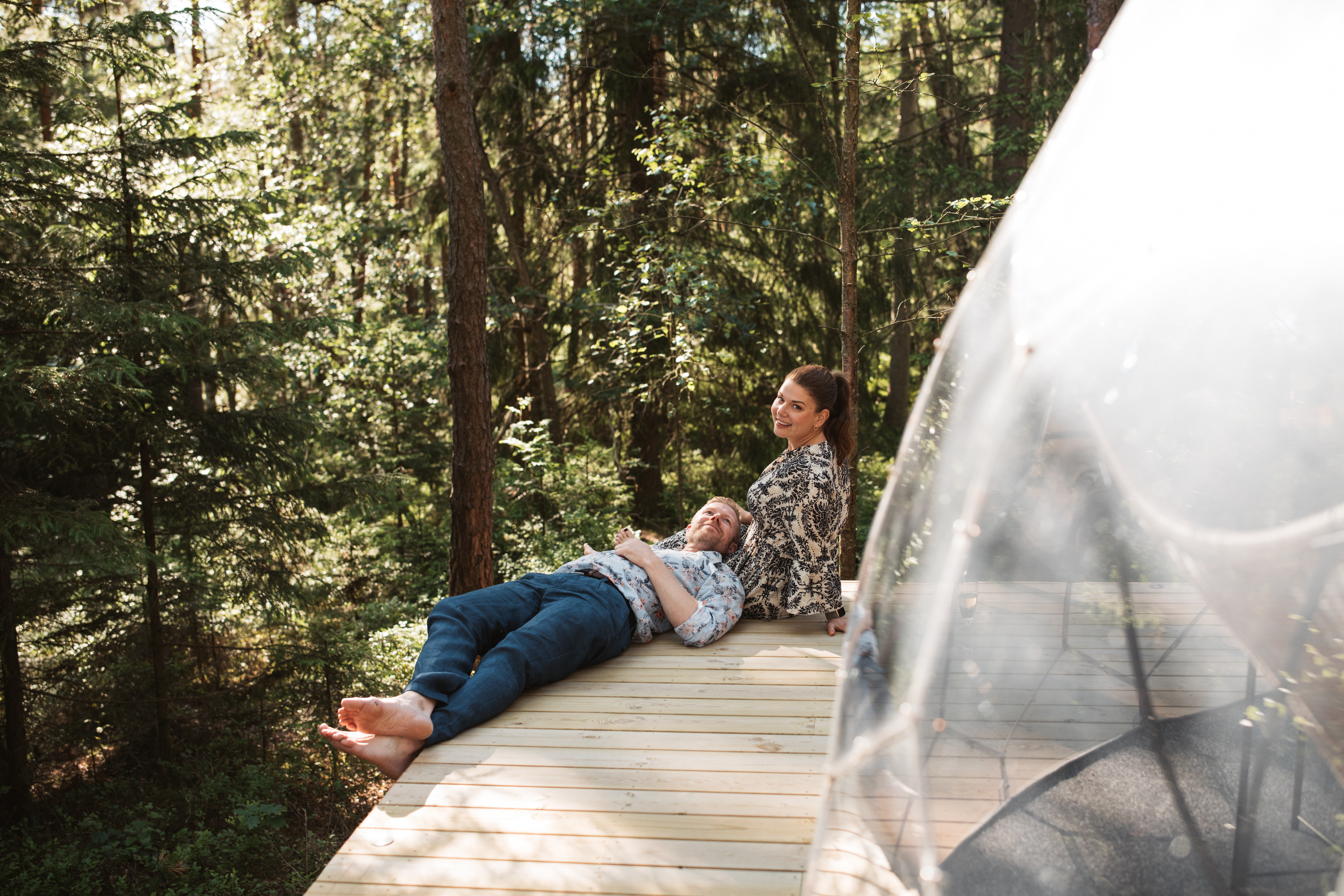 Två personer sitter tillsammans utomhus.