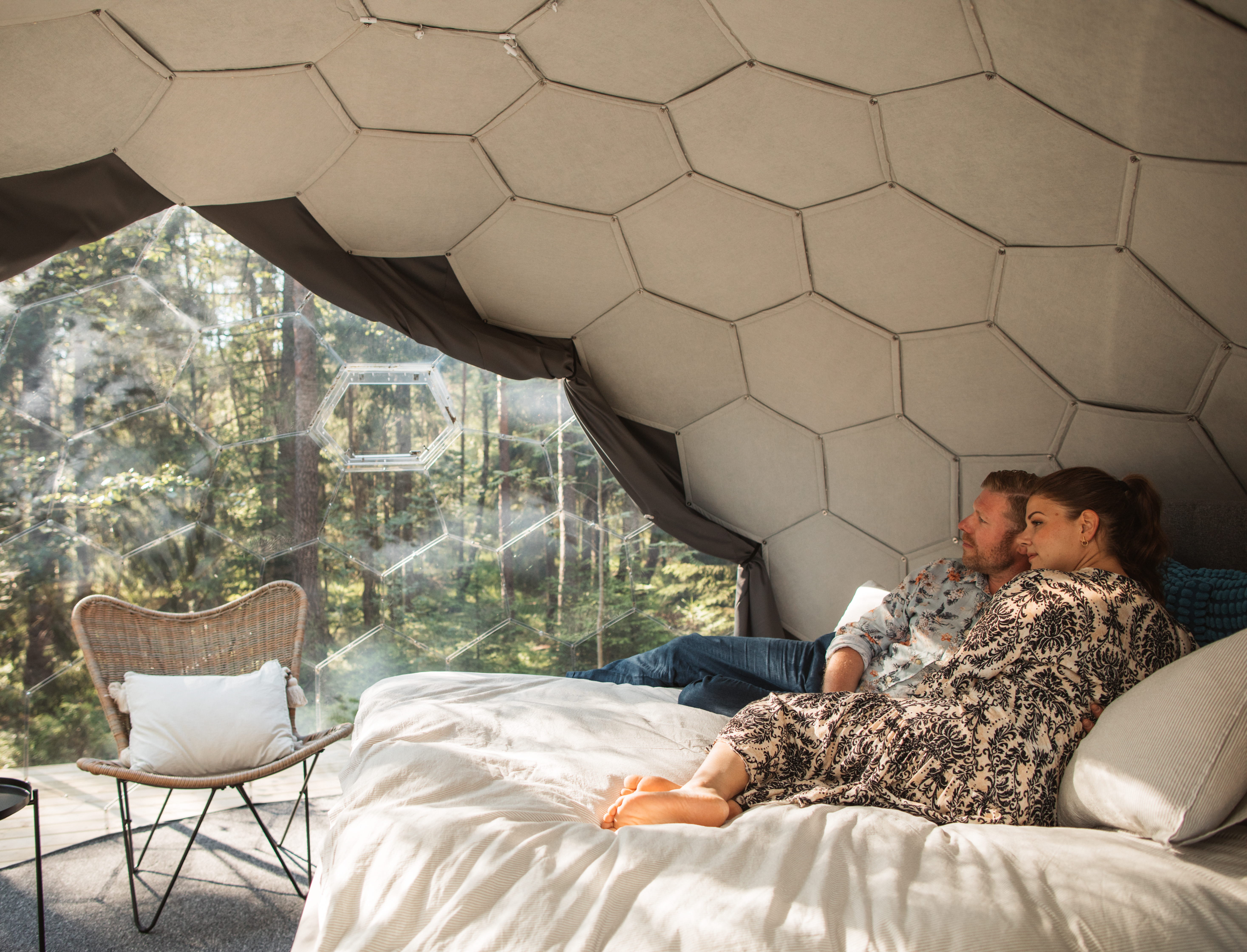 Två personer sitter tillsammans utomhus.