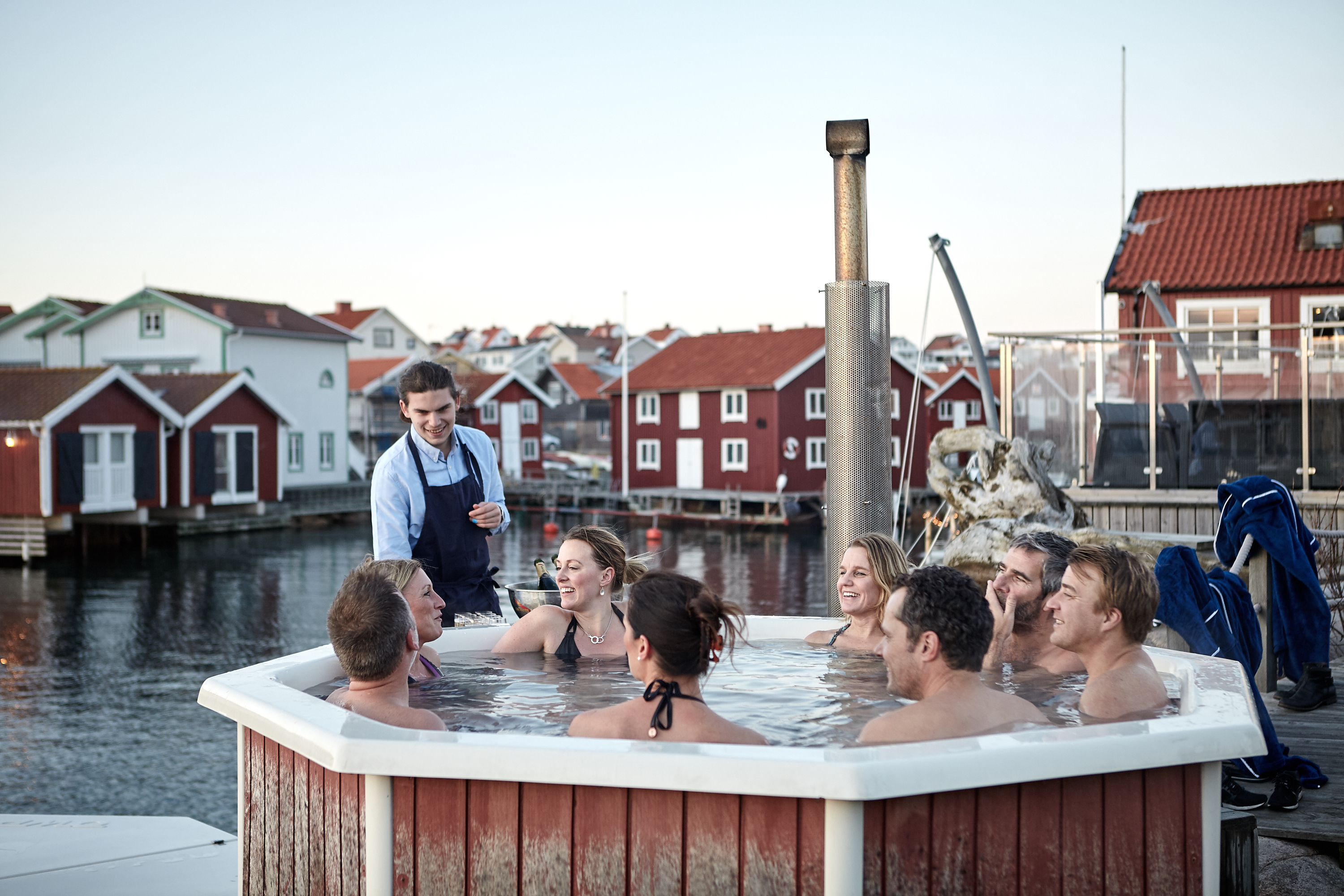 Grupp av människor i en badtunna