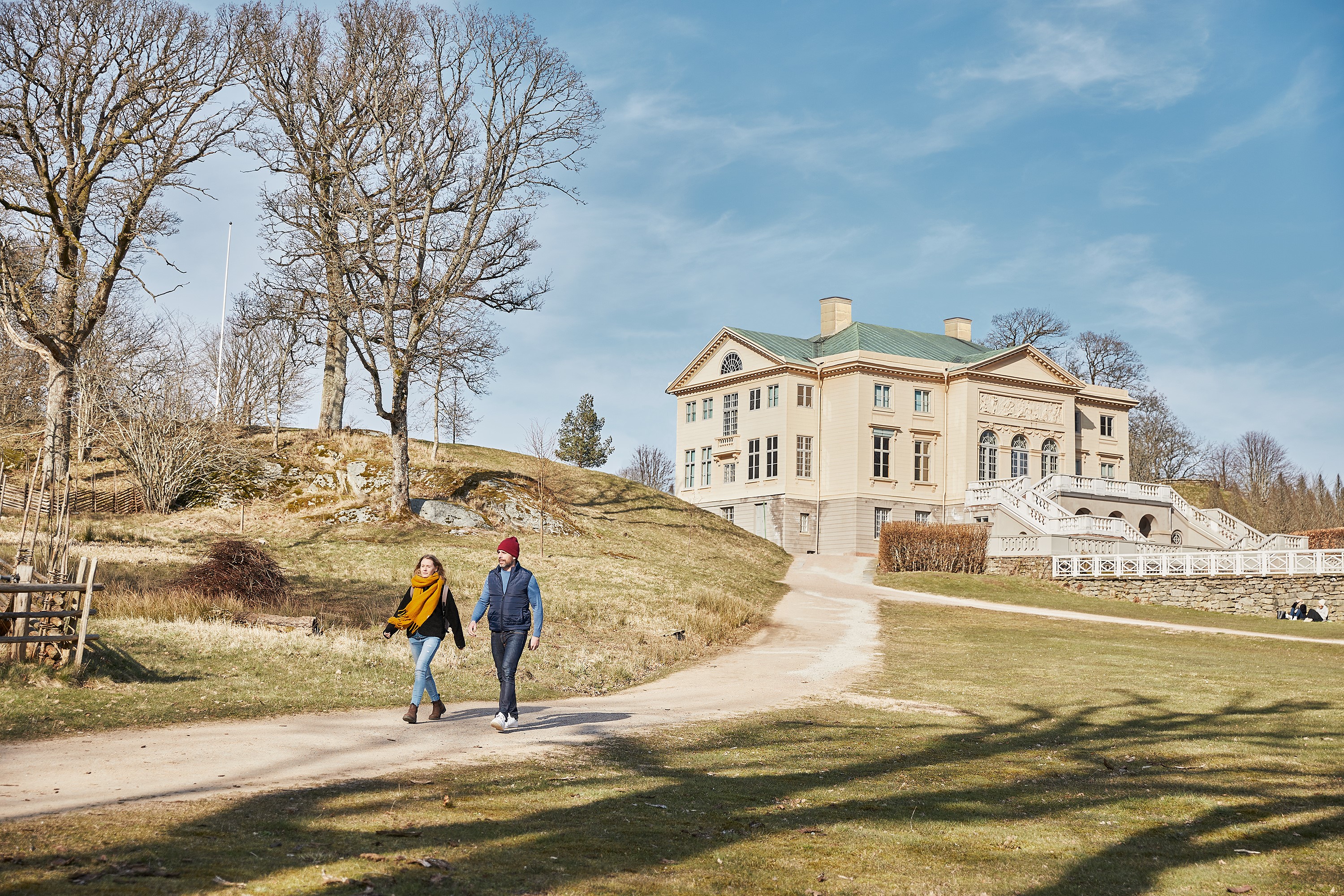 Par som promenerar vid Gunnebo Slott