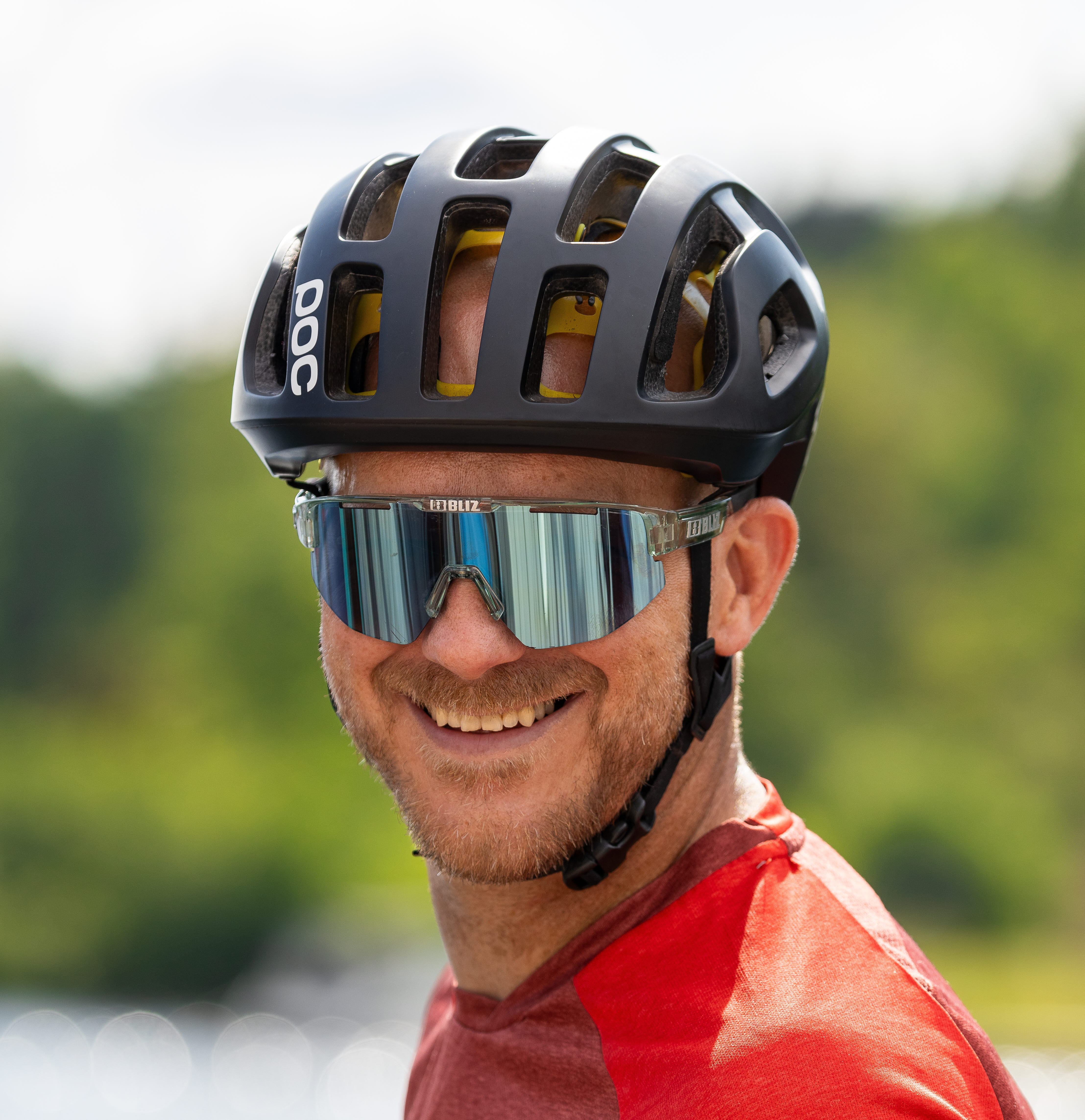 Närbild på person med cykelhjälm.