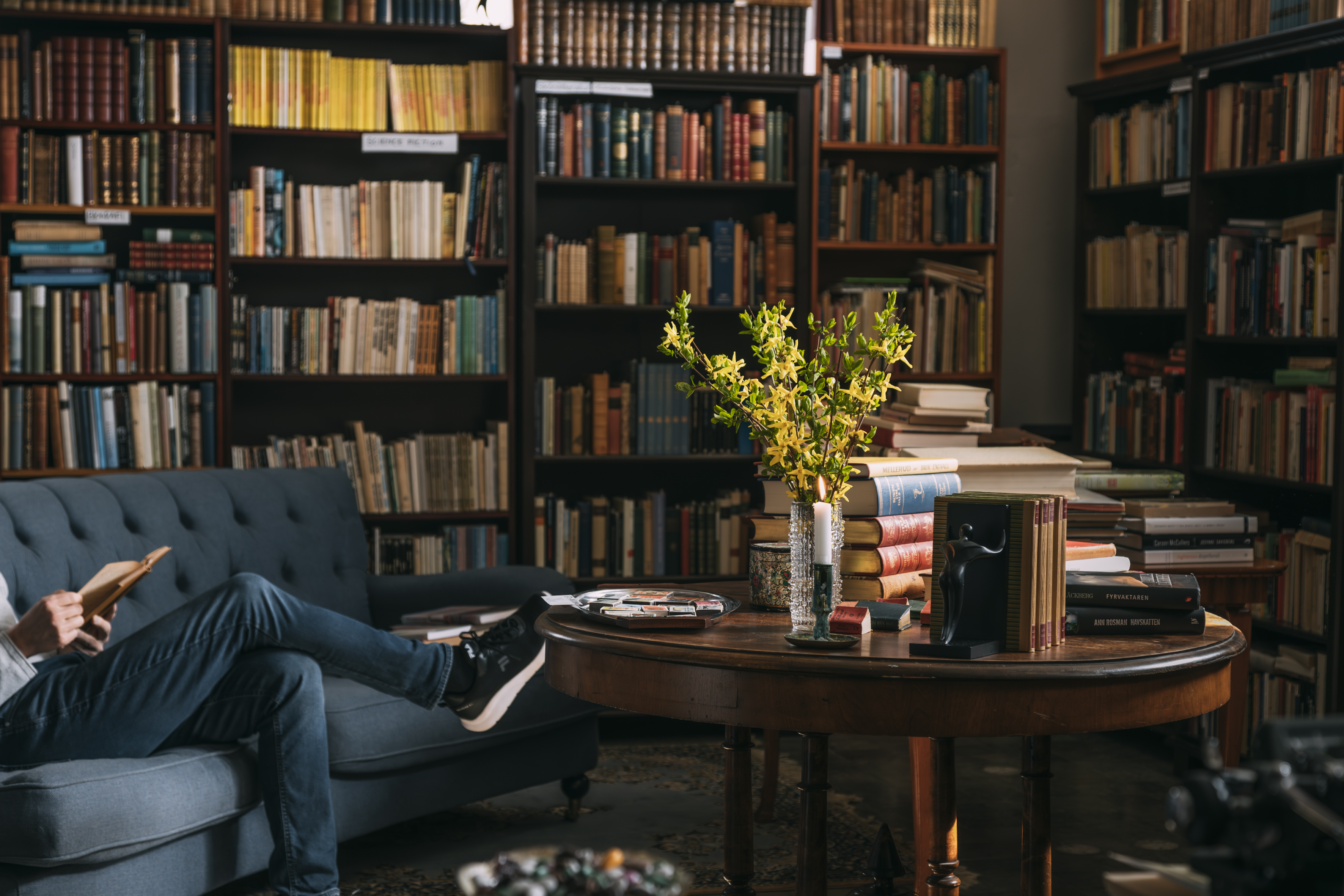 Böcker i en bokhylla.