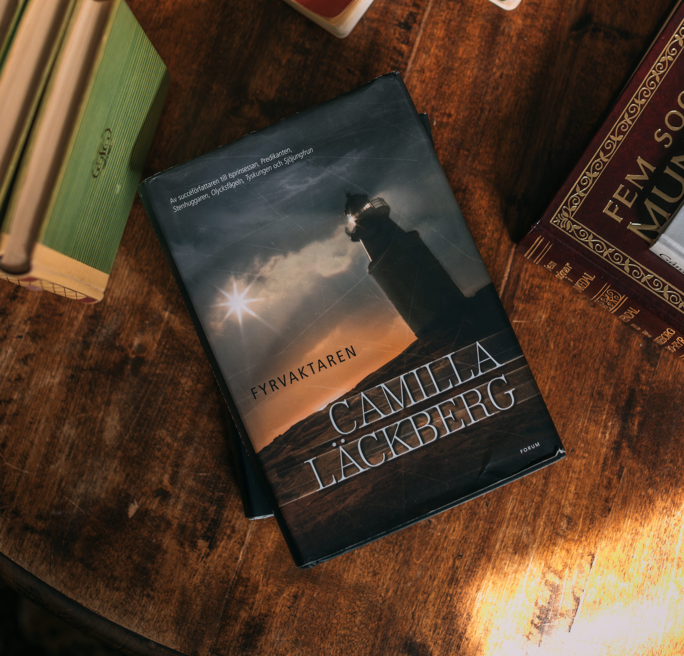 Böcker i en bokhylla.