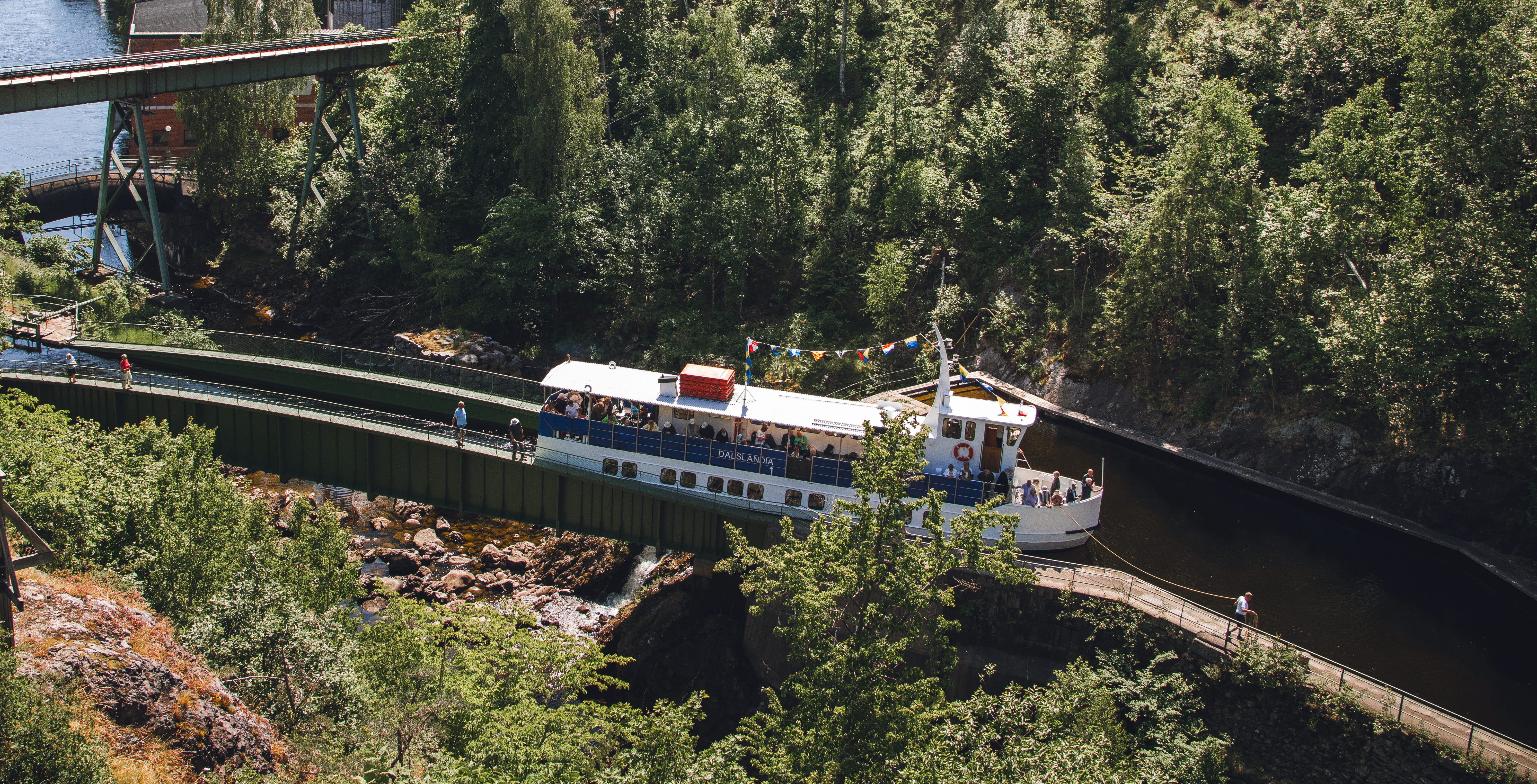 Båtar som slussar i Dalslands kanal.
