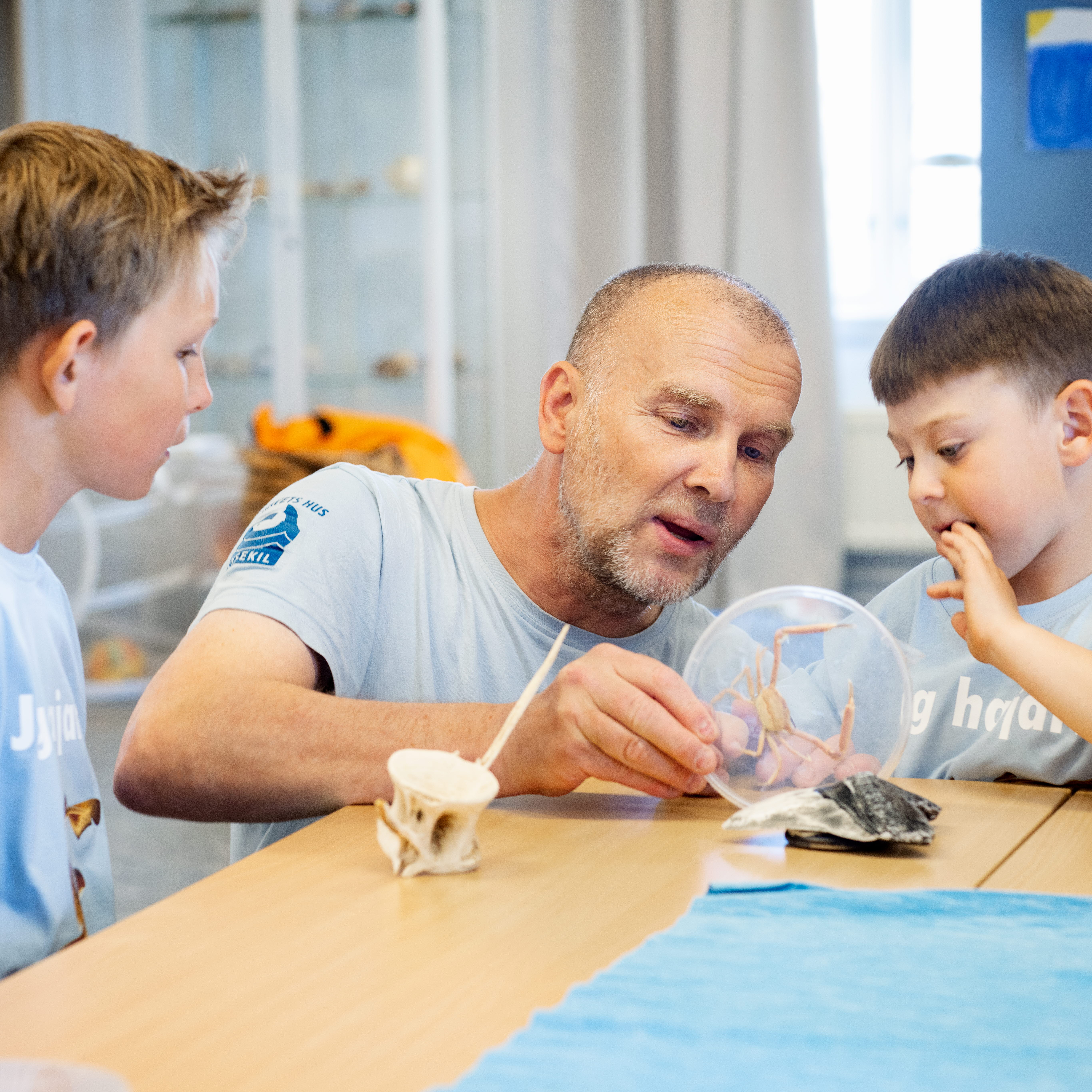 Barn experimenterar. 