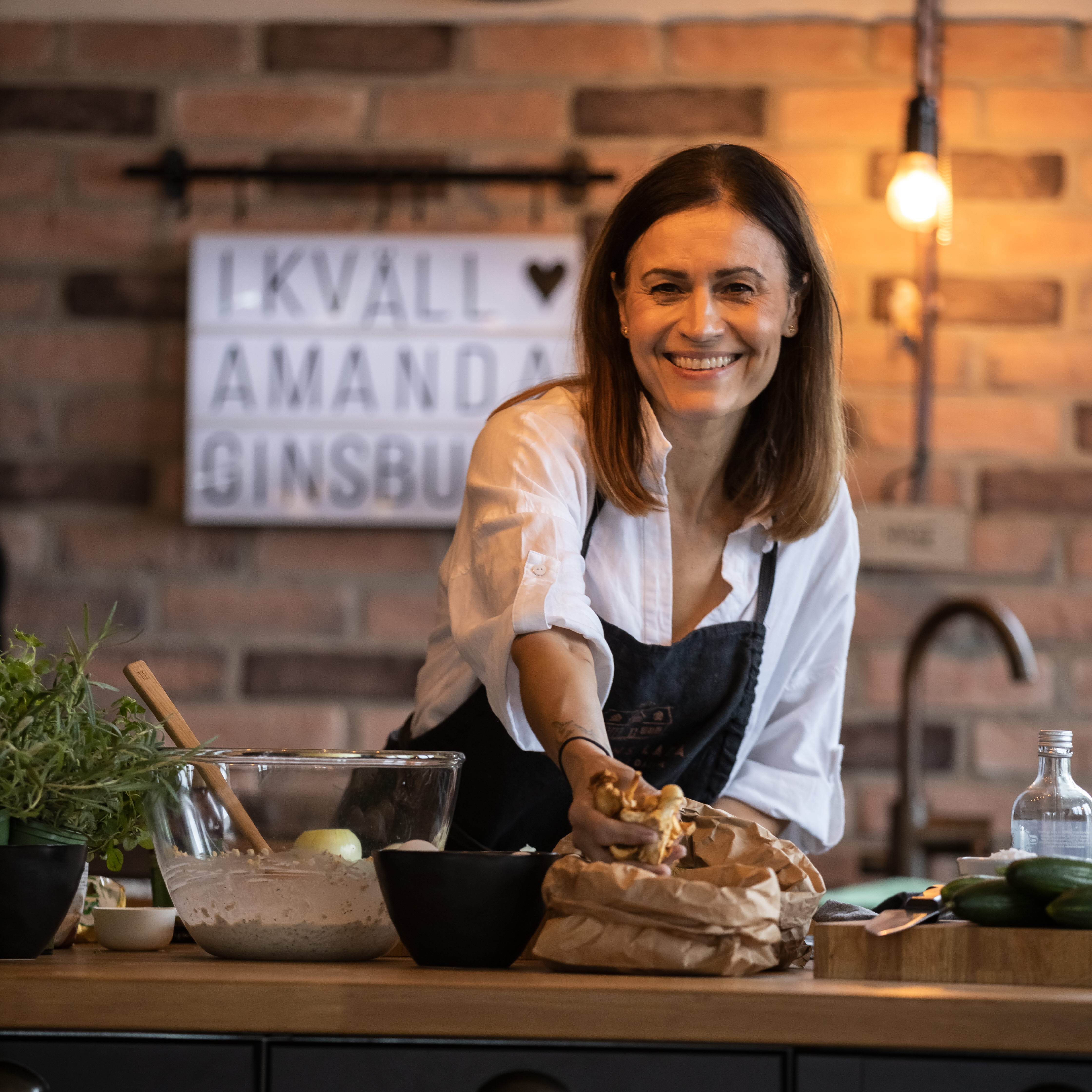 Kvinnor förbereder restaurang inför musikevent.