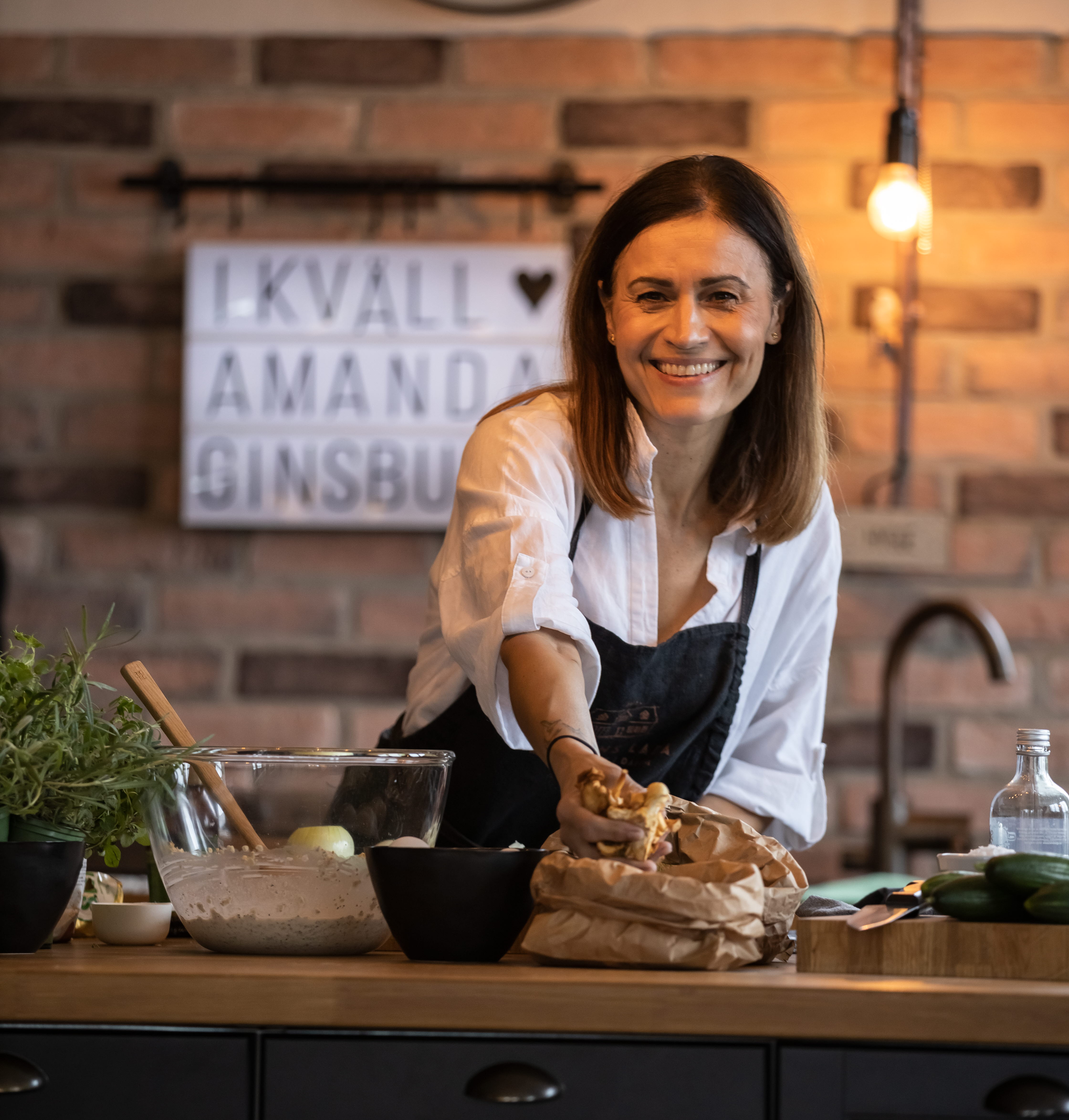 Kvinnor förbereder restaurang inför musikevent.