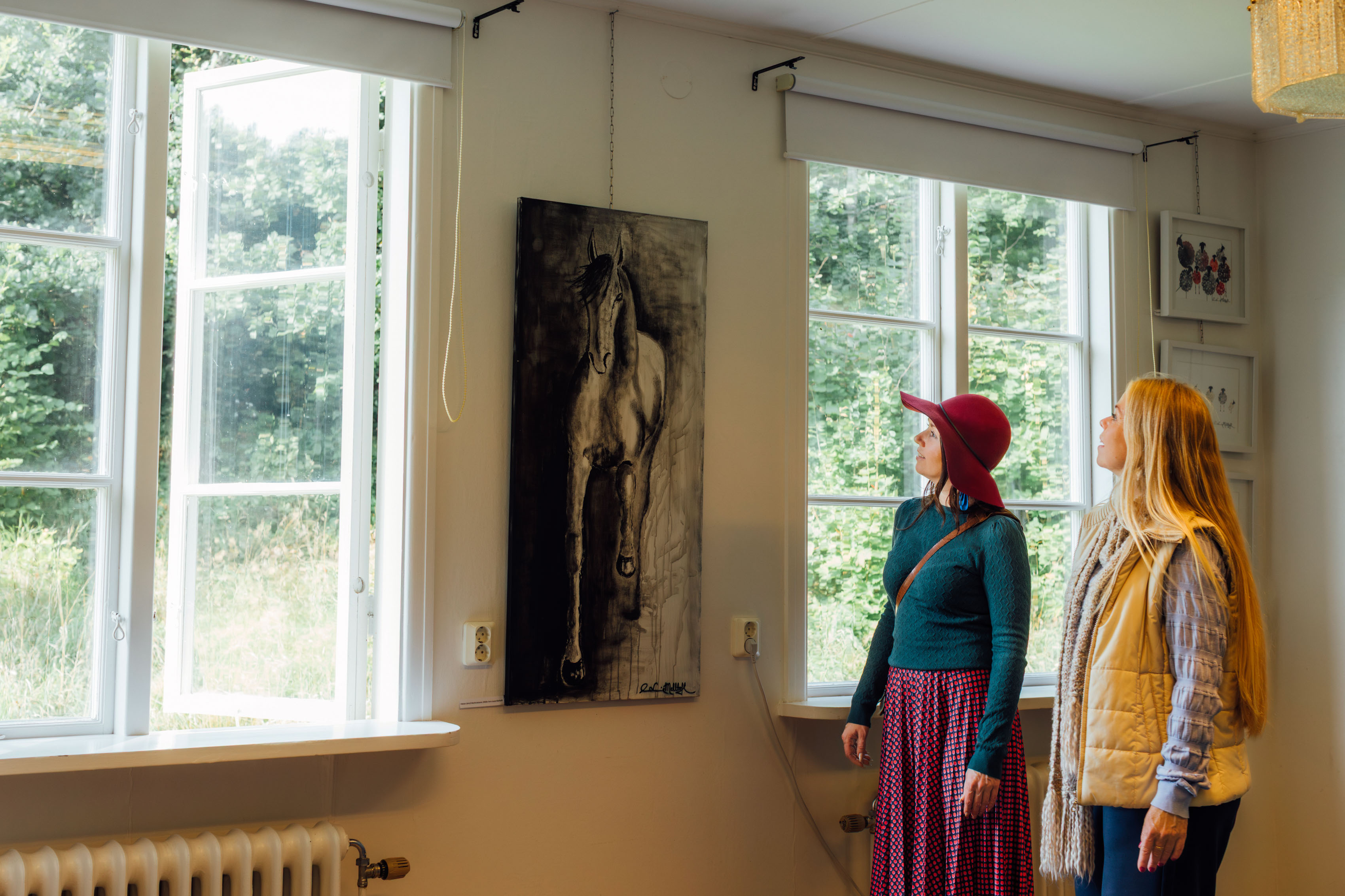 Människor på konstrunda.