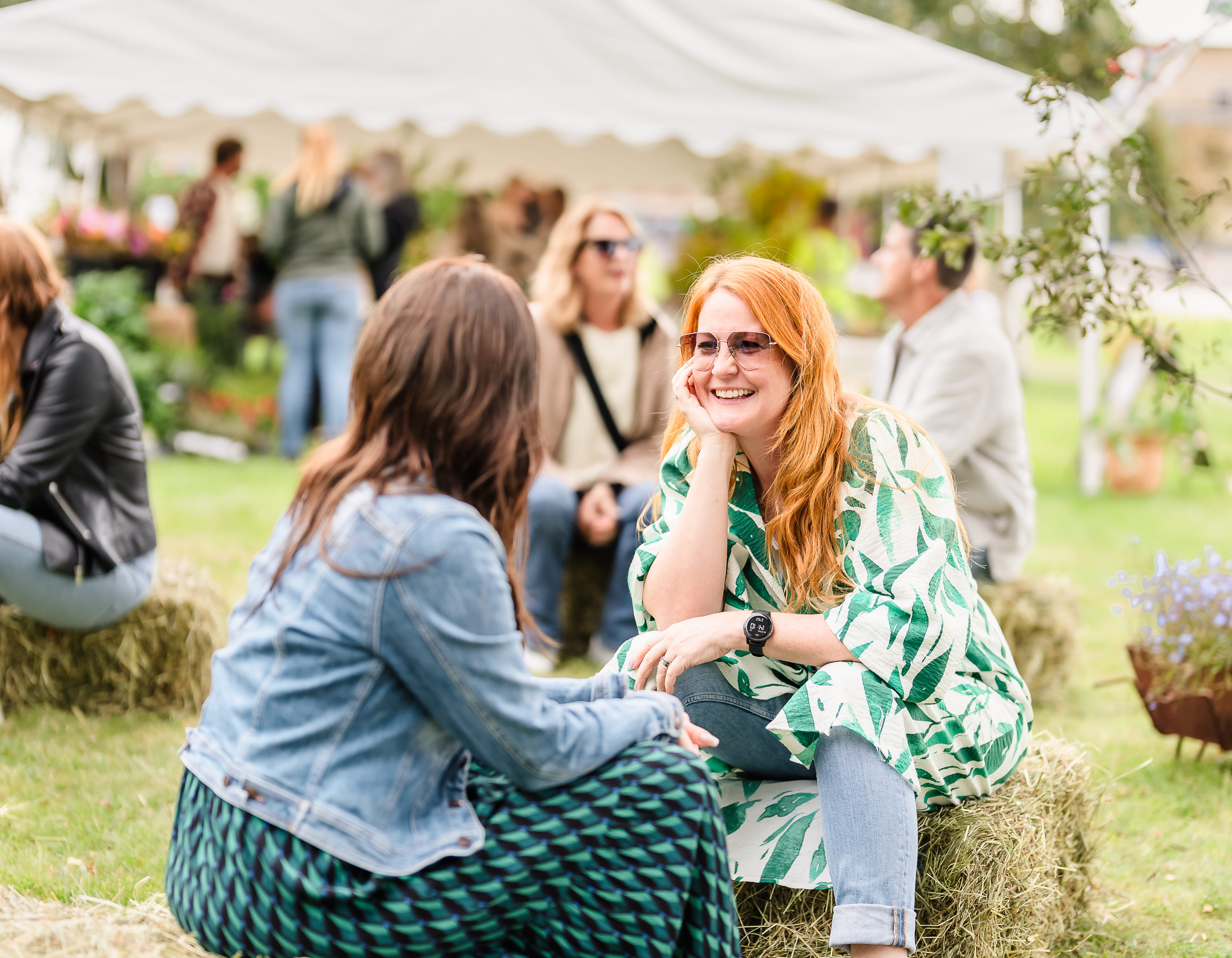 Kvinna roar sig på en musikfestival.