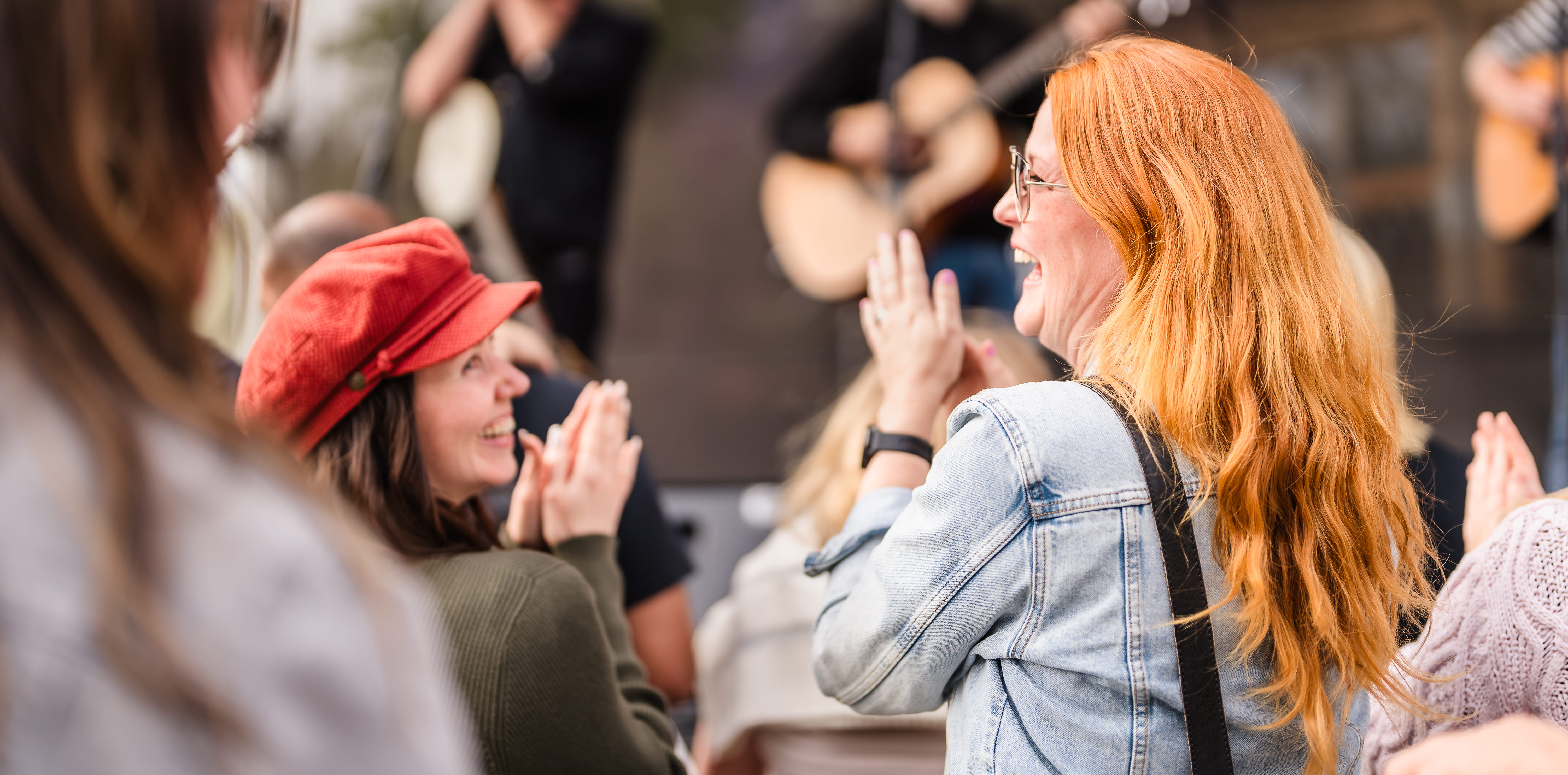 Vänner roar sig på en musikfestival.