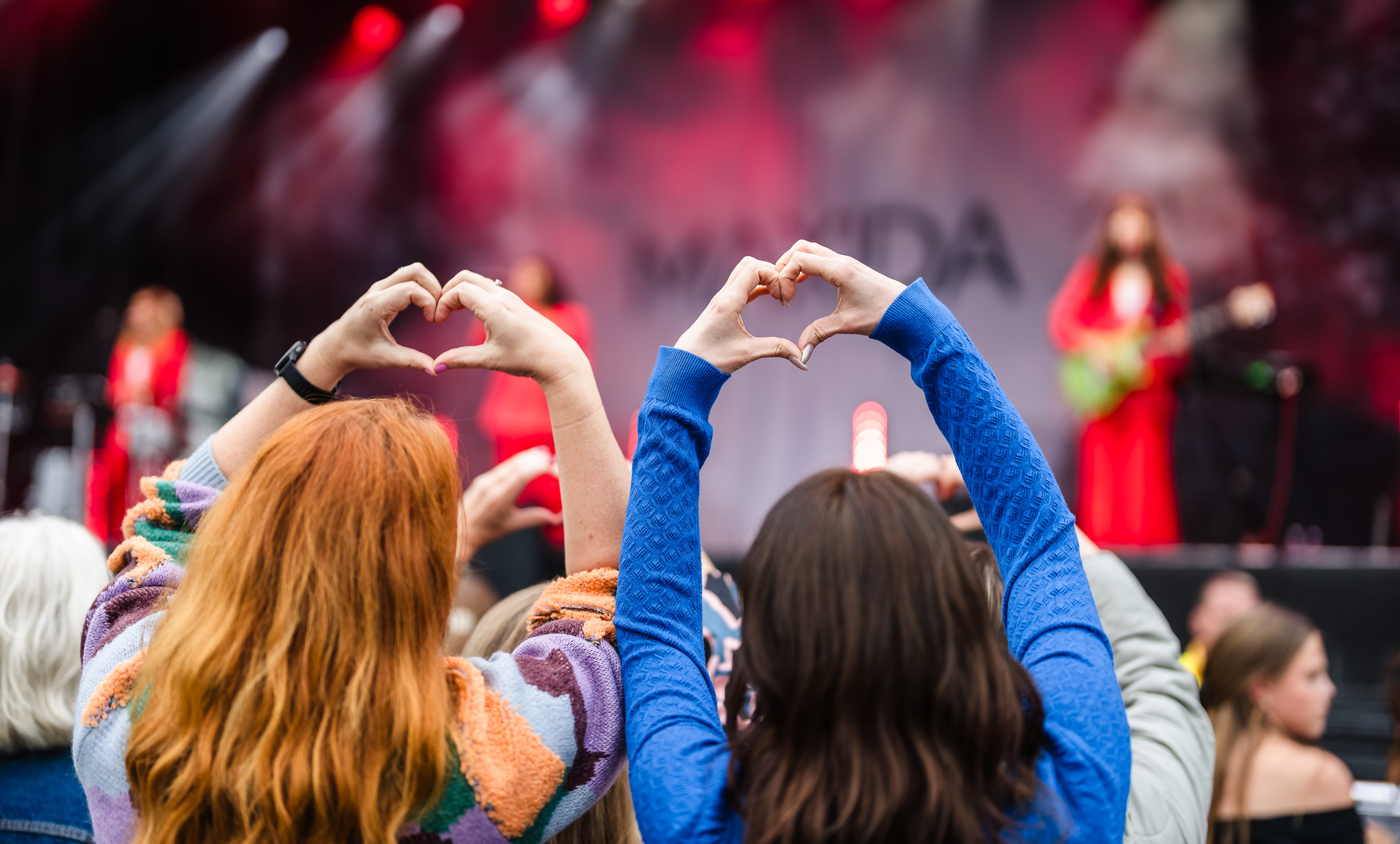 Vänner roar sig på en musikfestival.