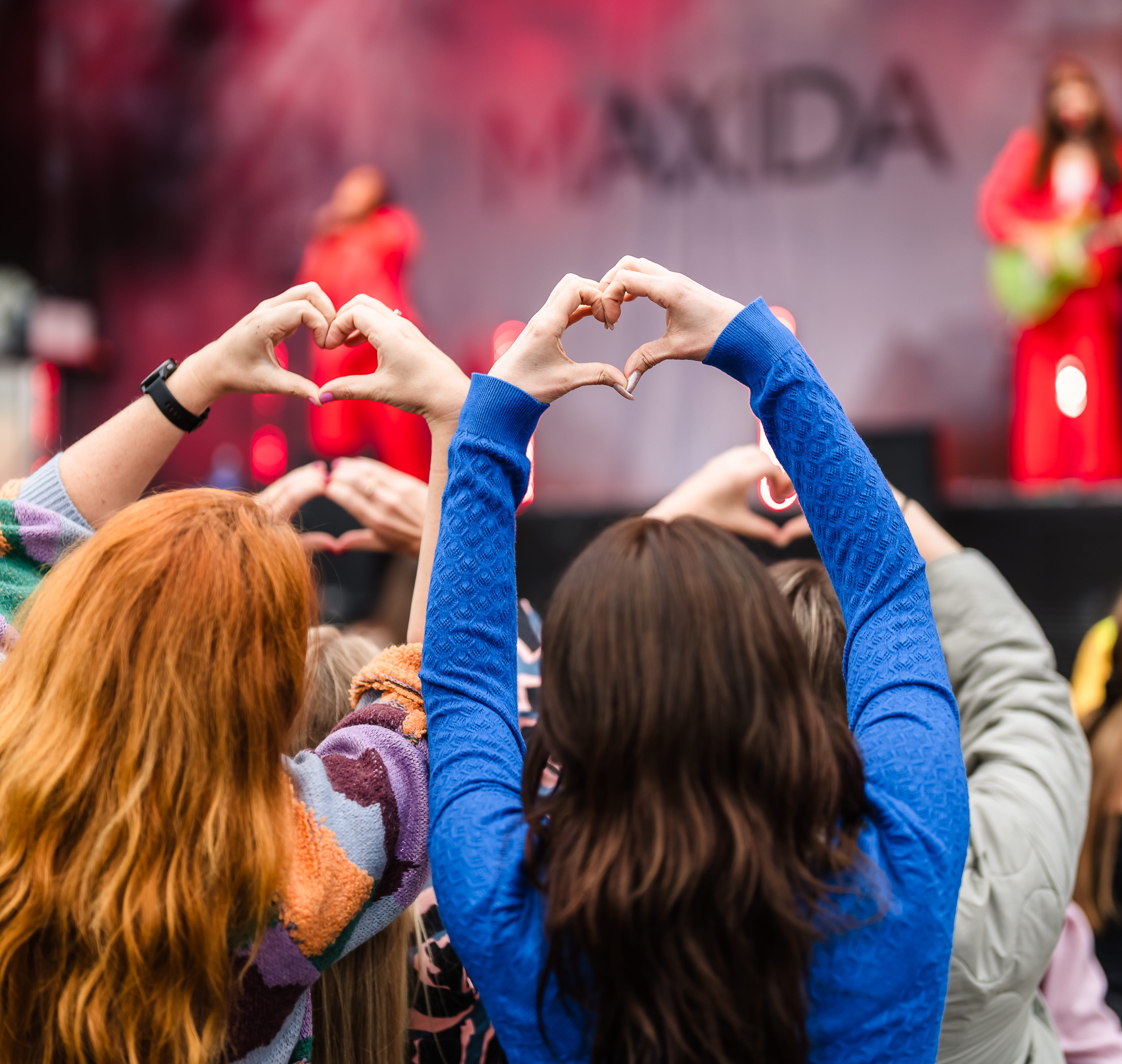 Vänner roar sig på en musikfestival.