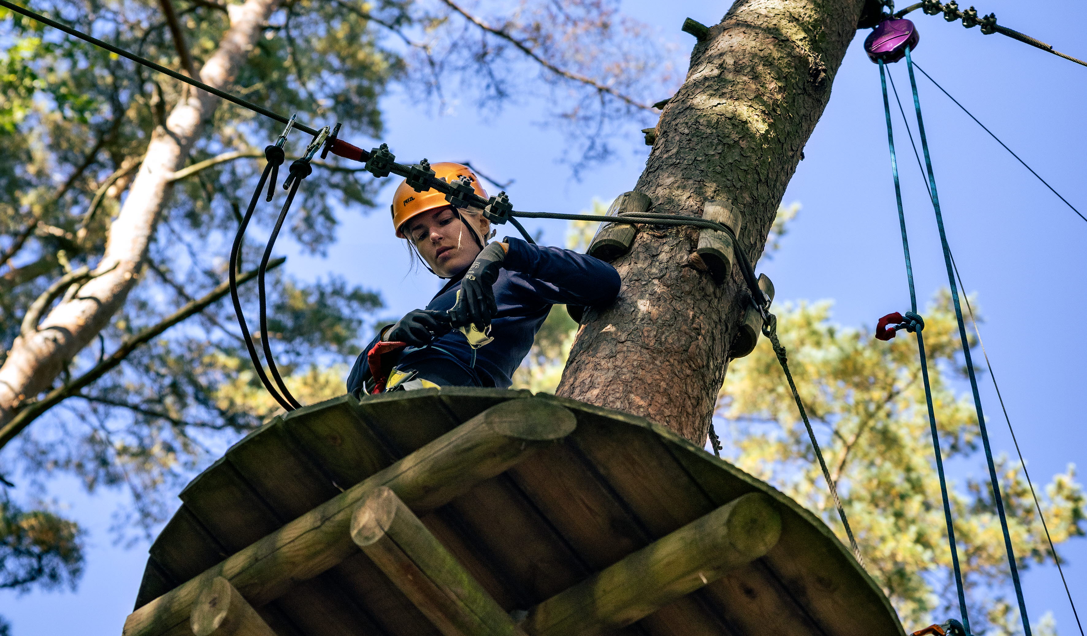 Människor som provar på höghöjdsbana.