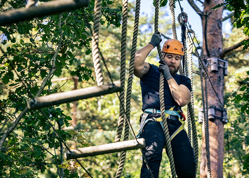Människor som provar på höghöjdsbana.