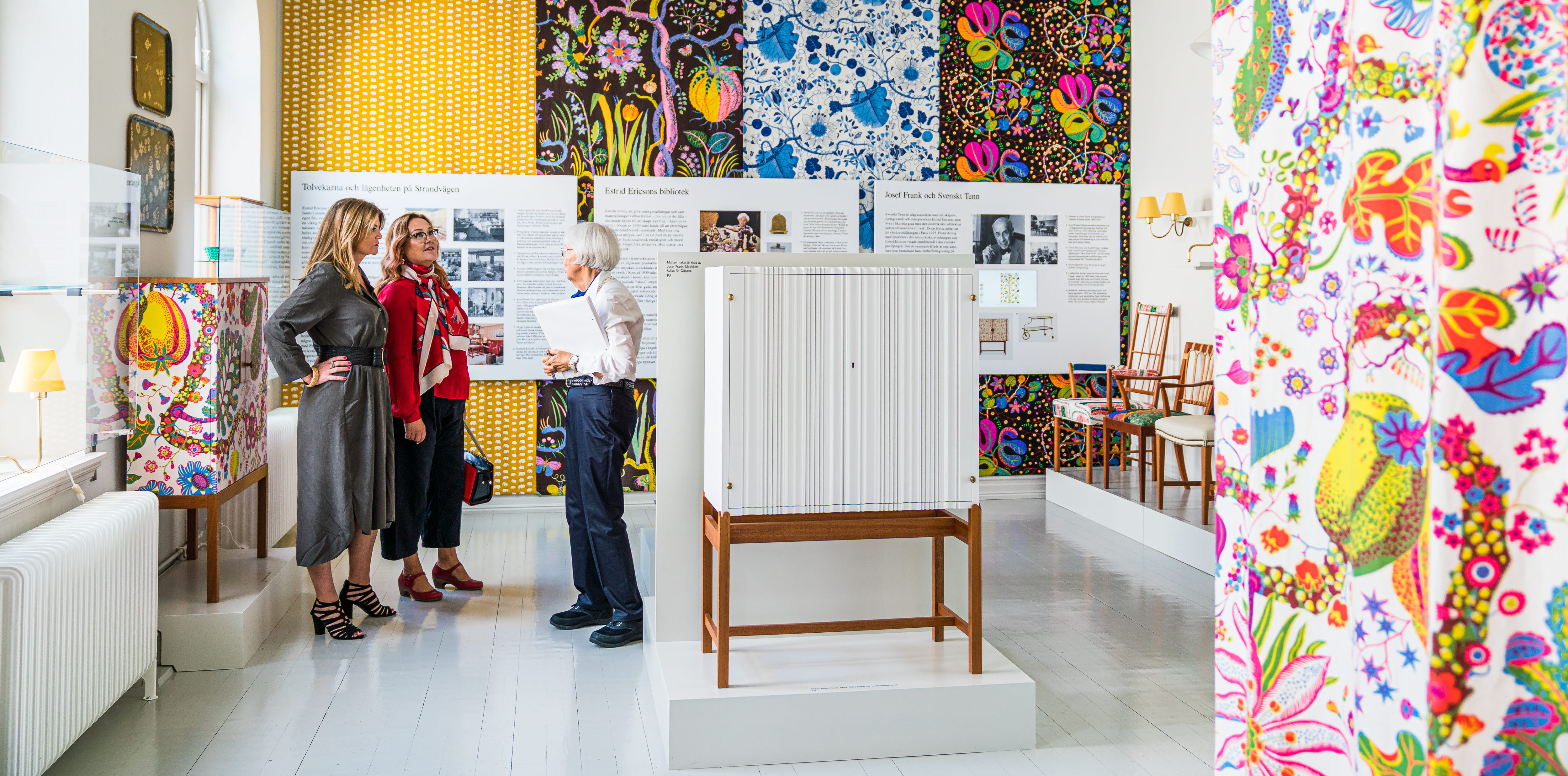 Kvinnor på Estrid Ericson utställning