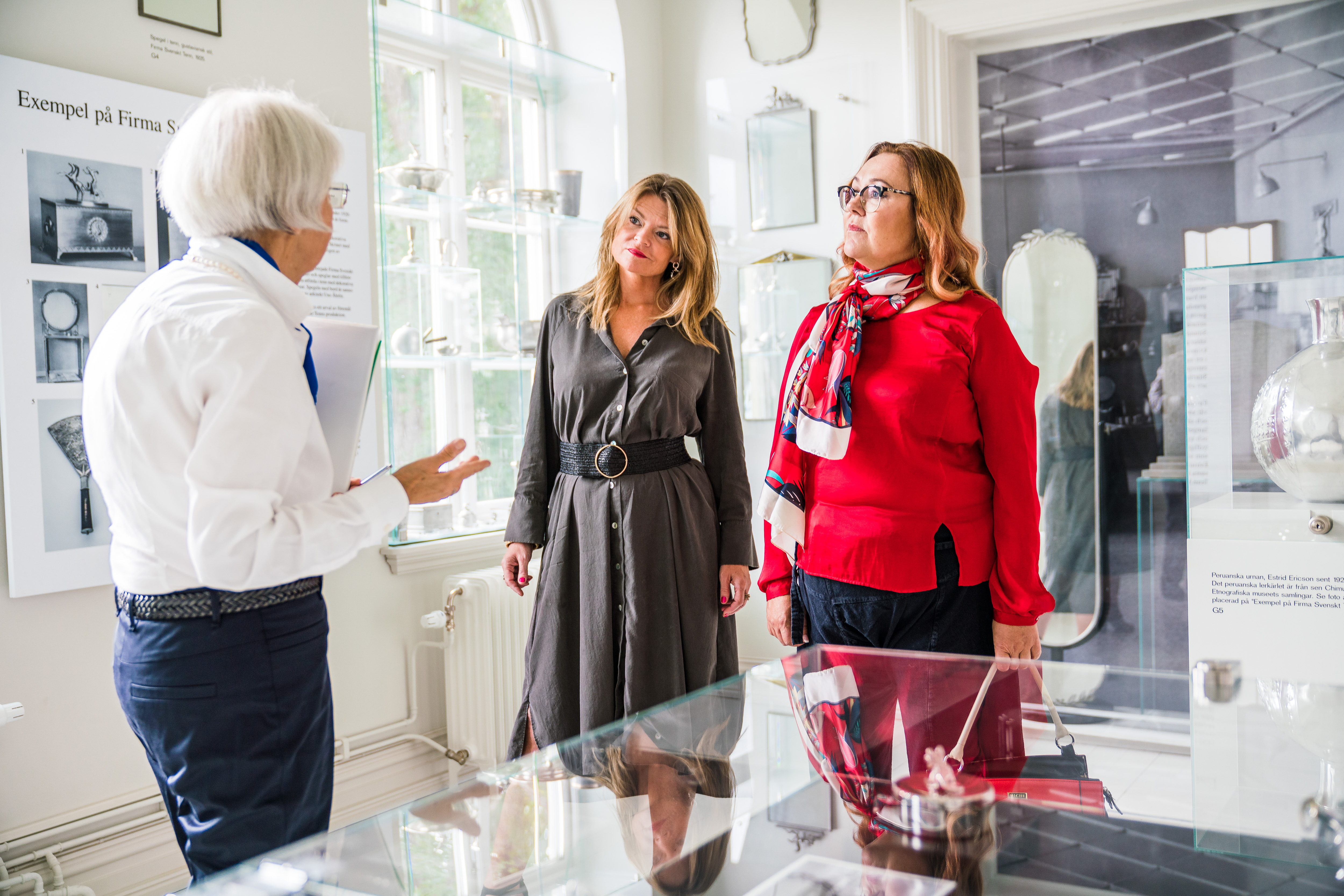 Kvinnor på Estrid Ericson utställning