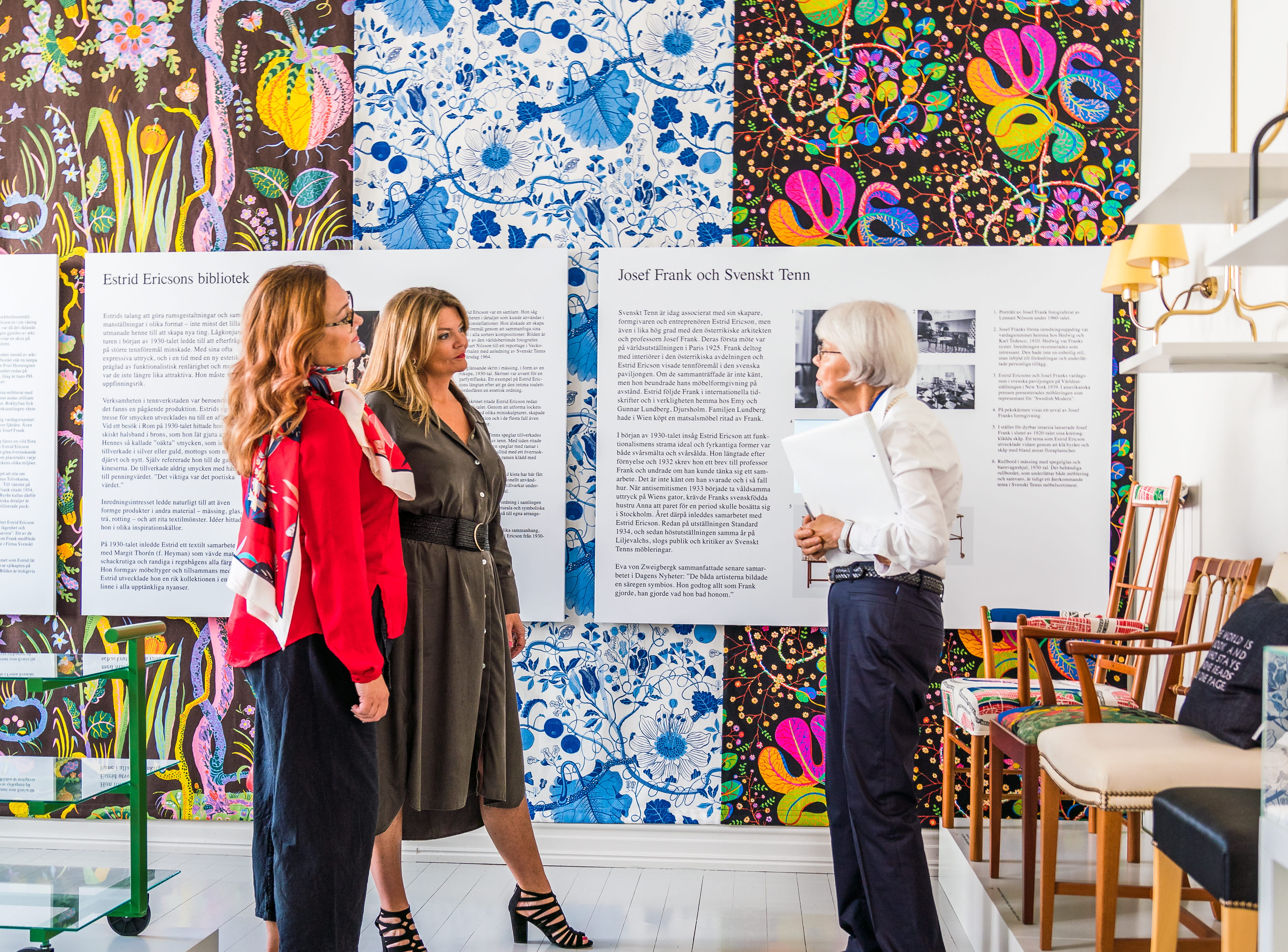 Kvinnor på Estrid Ericson utställning