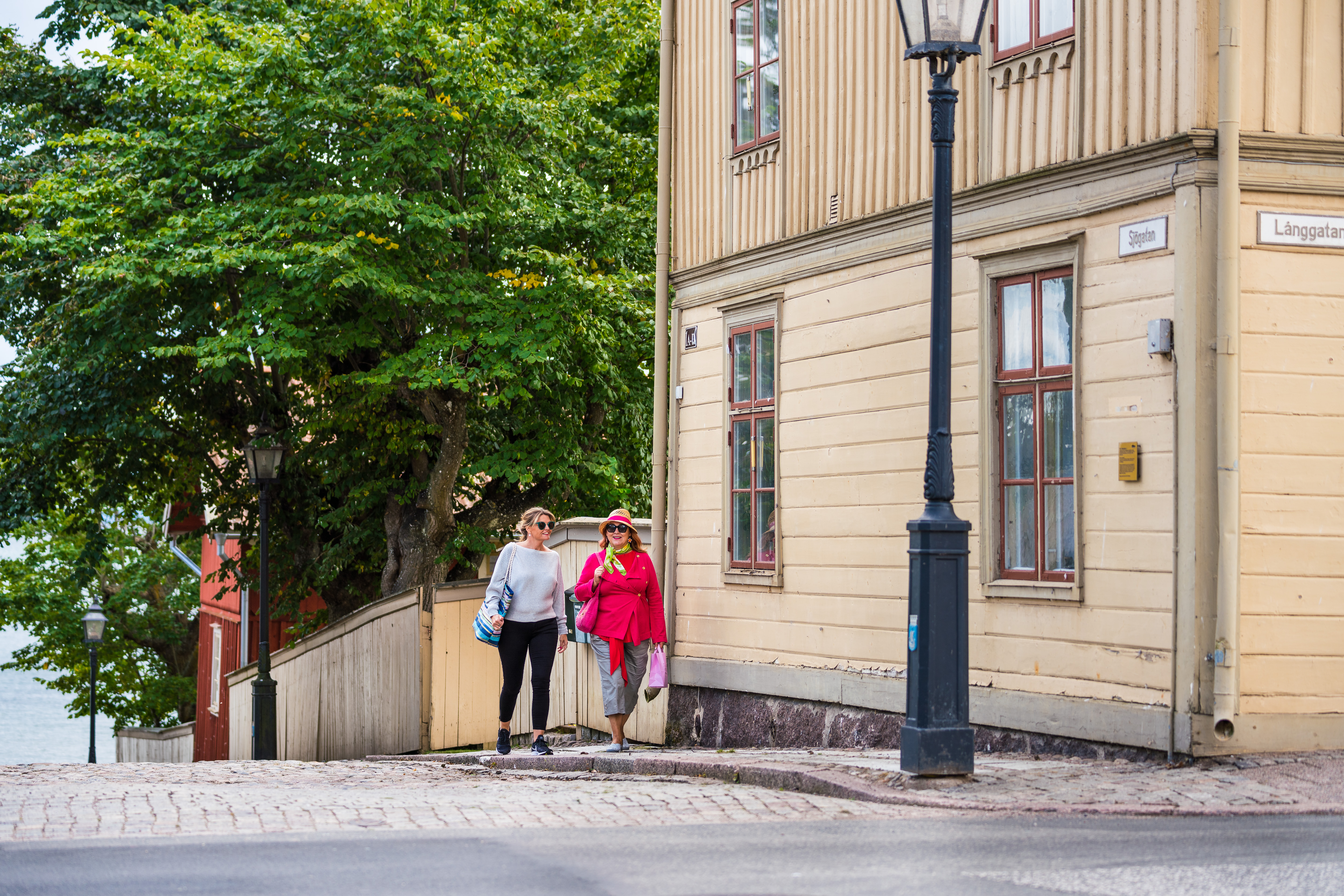 Människor i trästaden Hjo