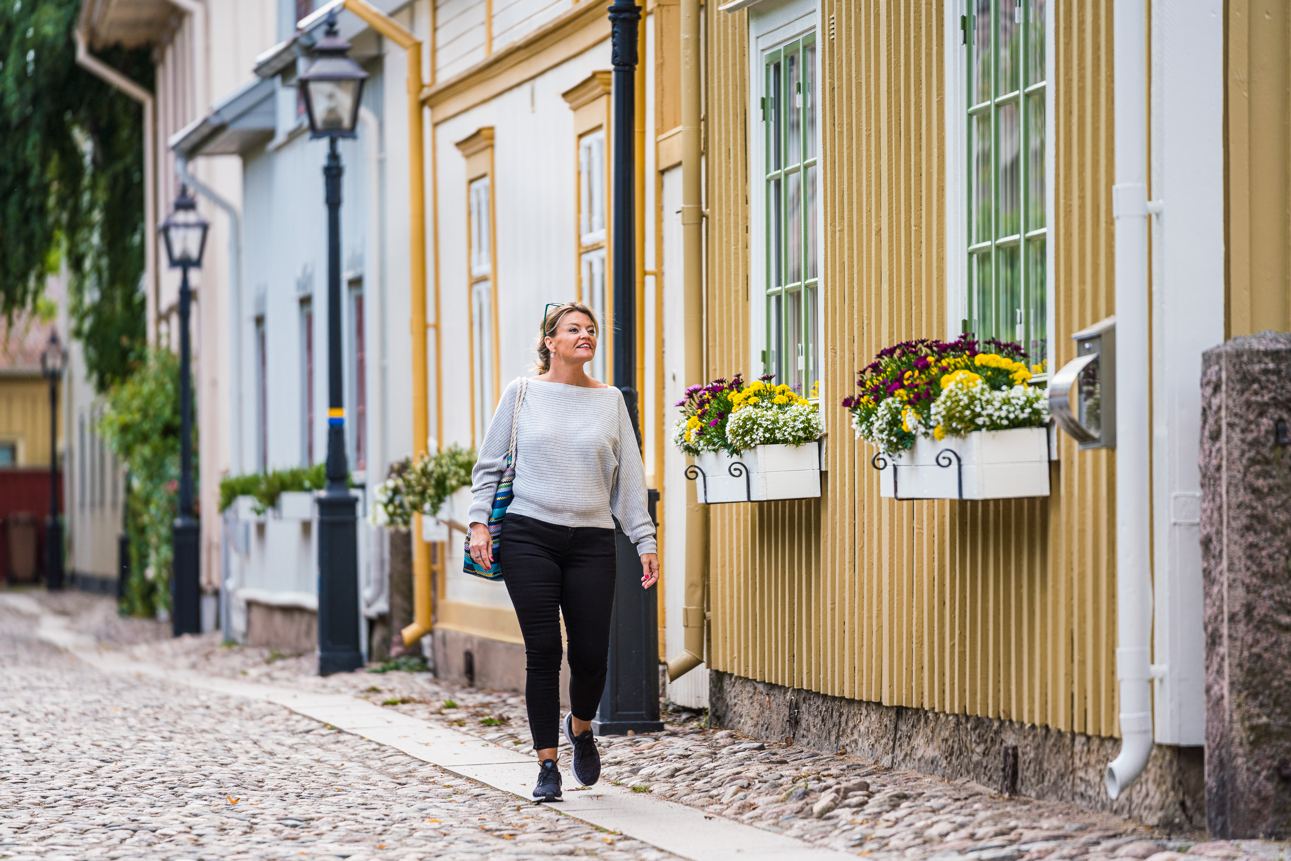 Kvinna promenerar i trästaden Hjo