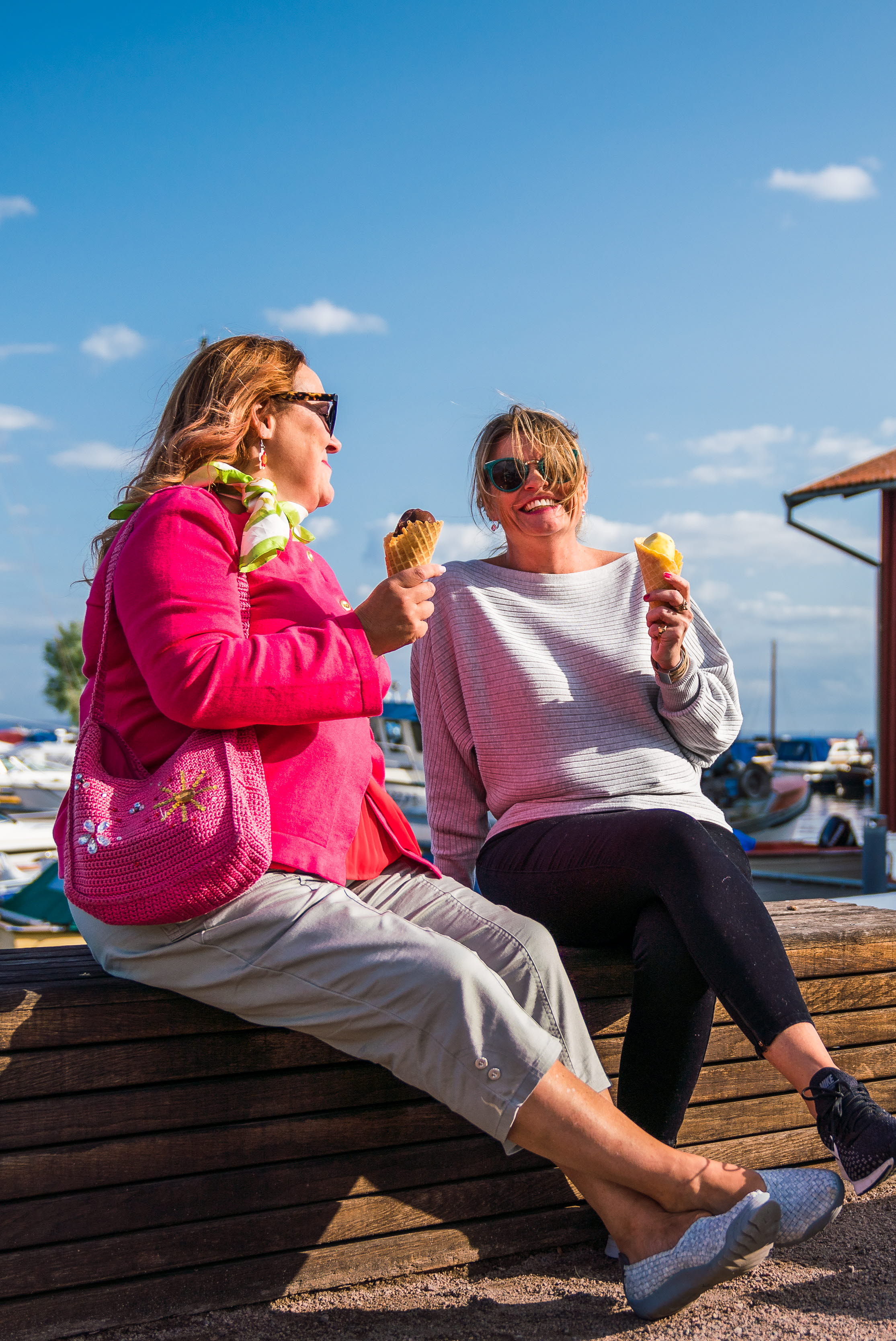 Women eating ice cream in Hjo