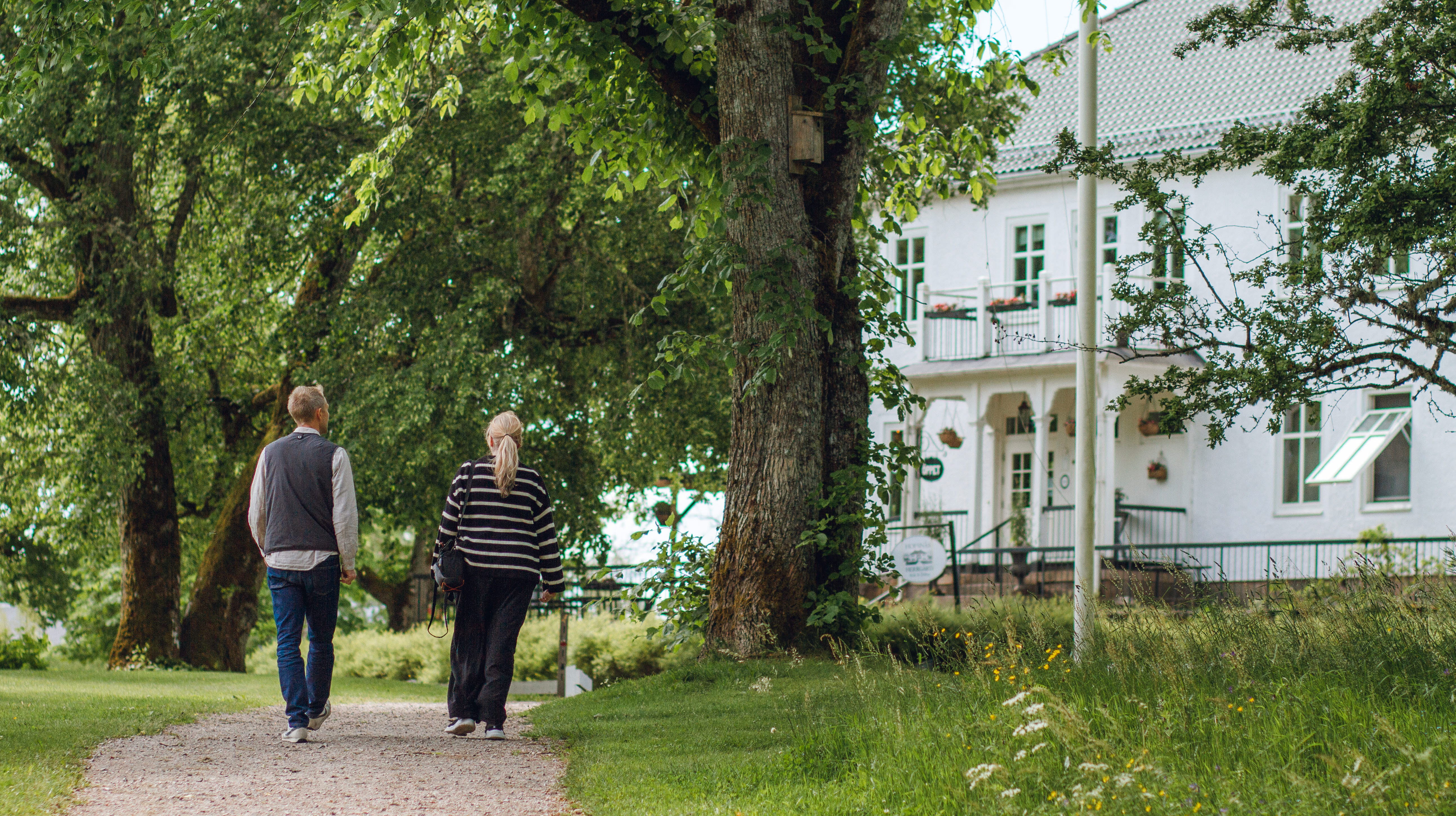 Människor som promenerar i skogsmiljö.