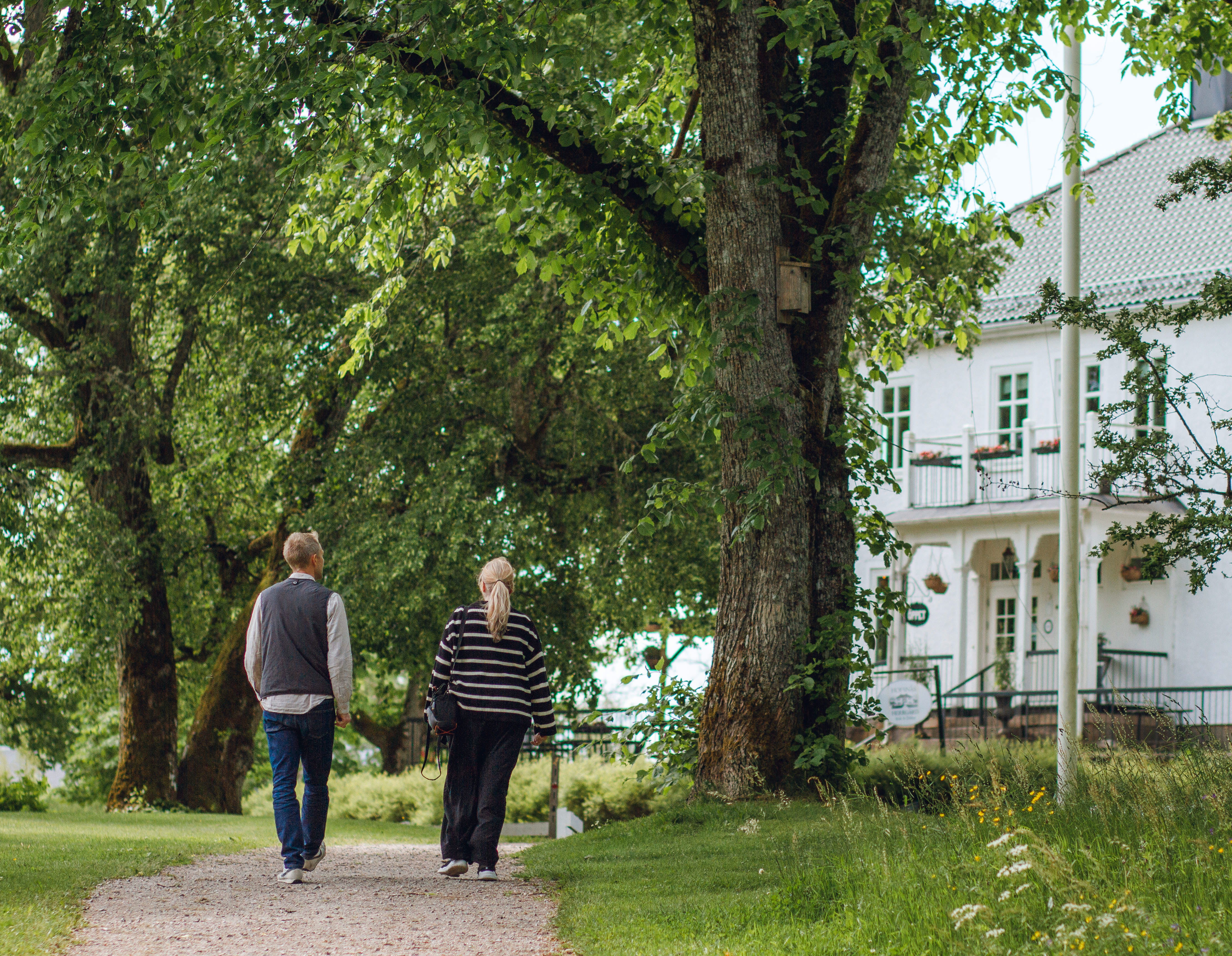 Människor som promenerar i skogsmiljö.