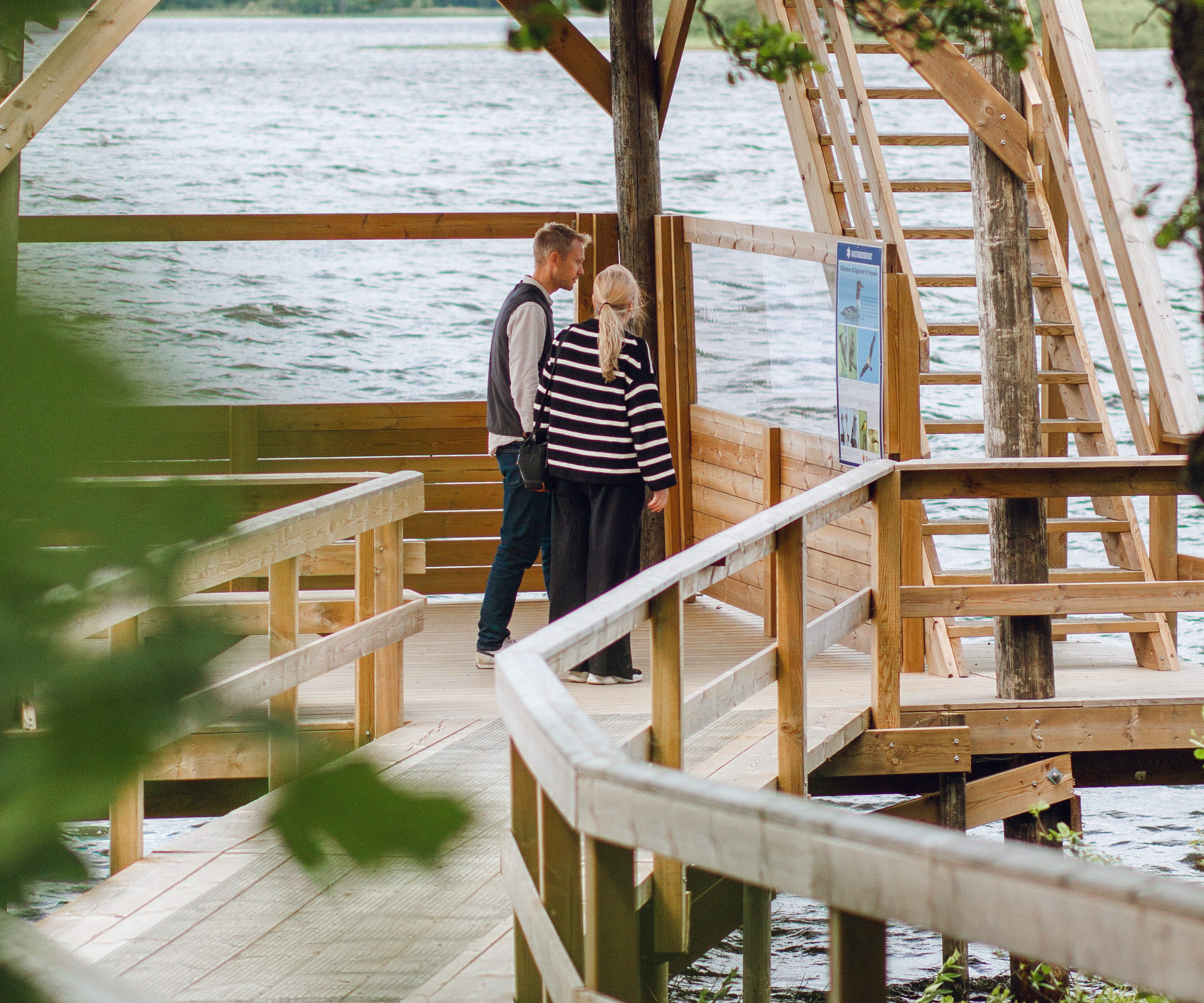 Människor som promenerar vid en sjö.