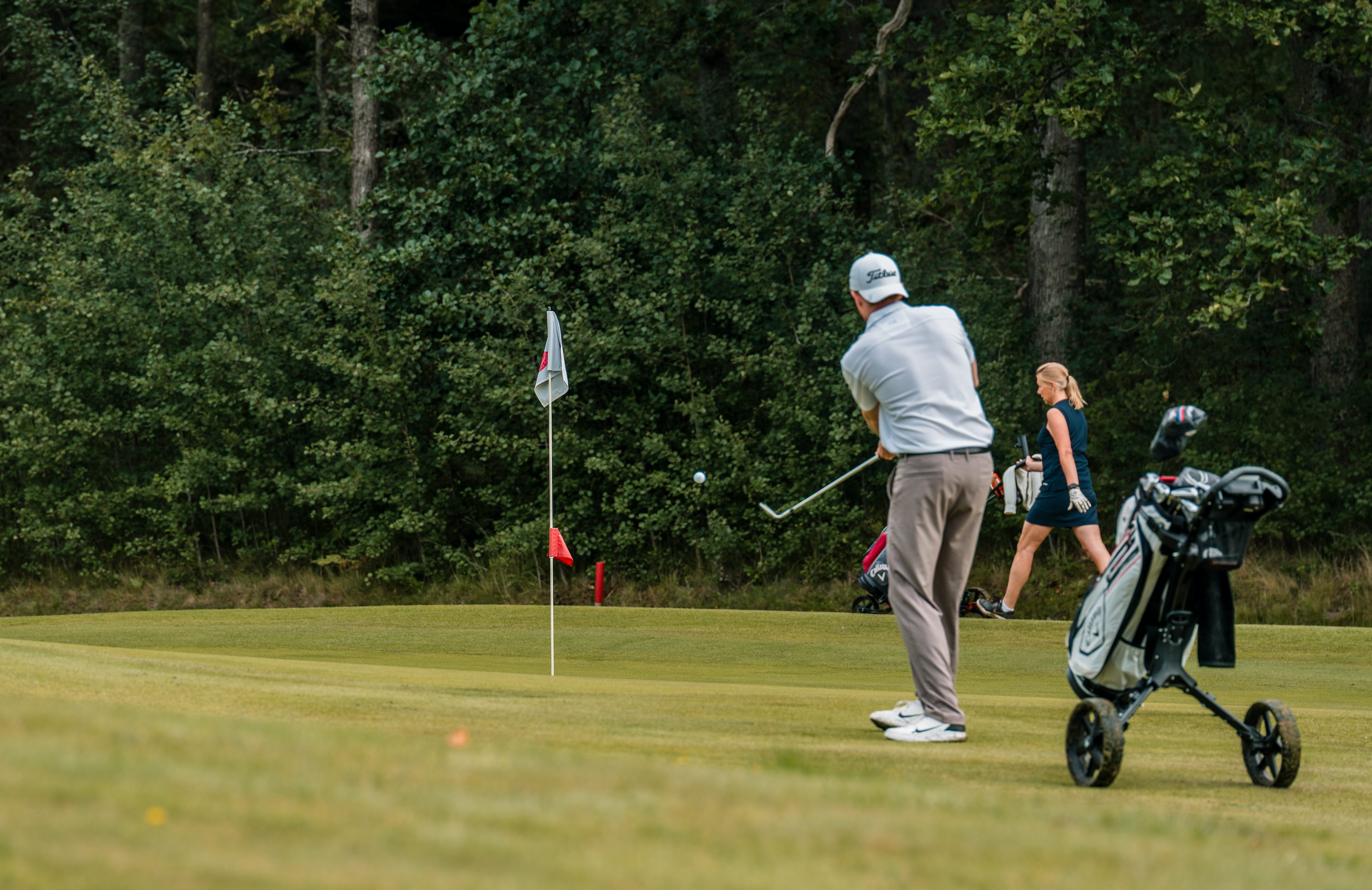 Spelare på en golfbana.