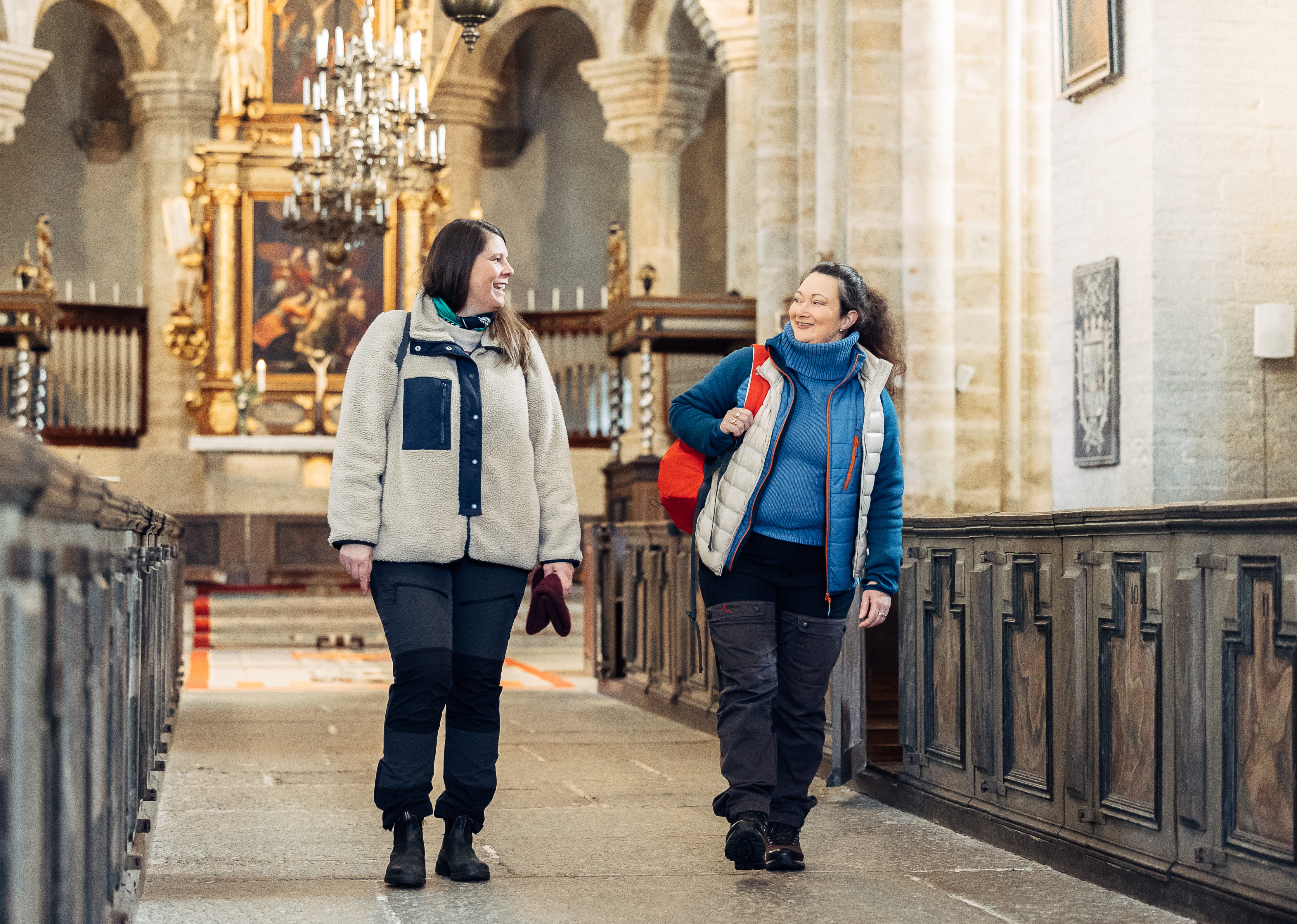 Två kvinnor inne i Varnhems Klosterkyrka.