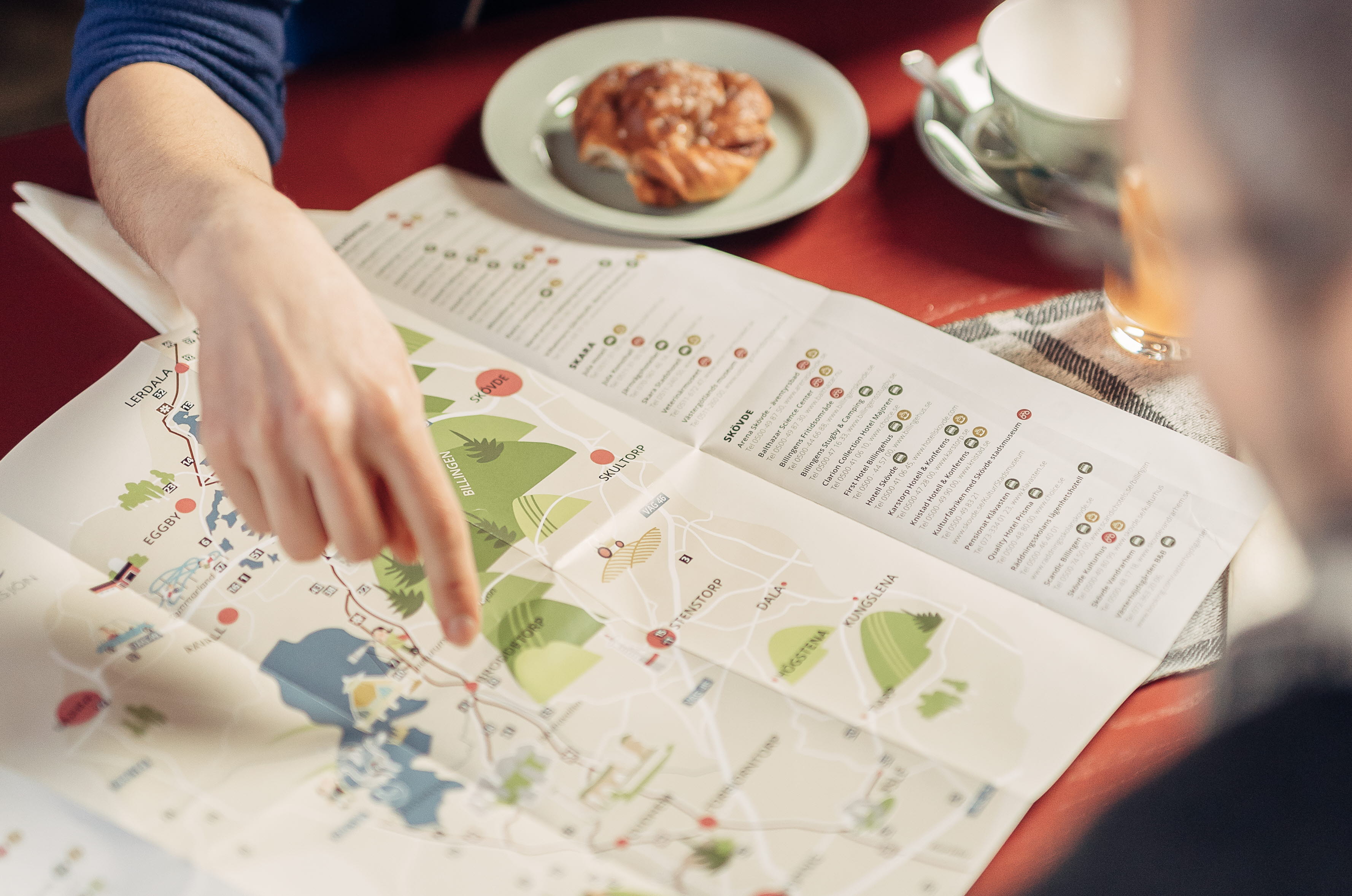 Två människor planerar sin vandring över en fika.