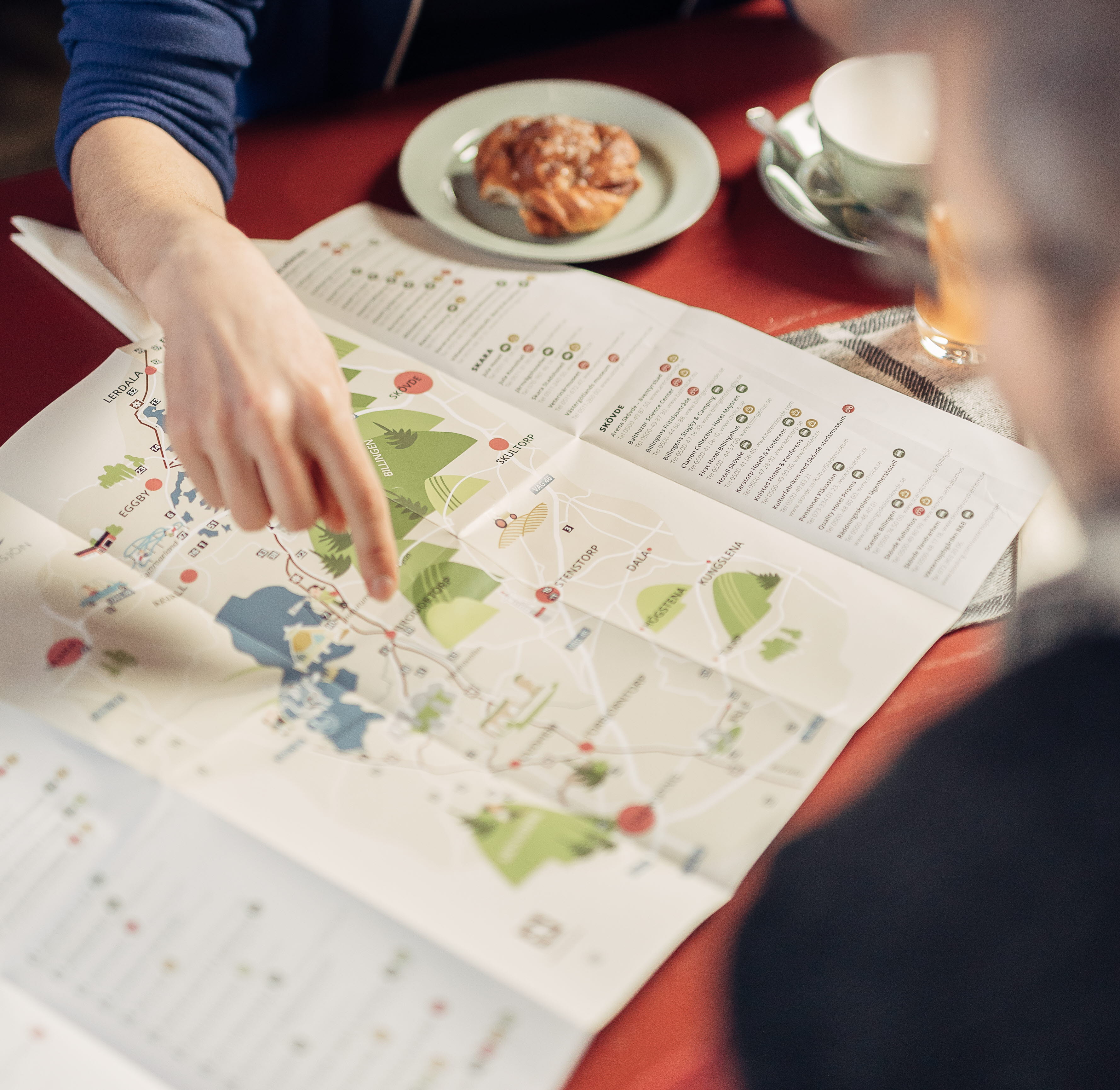 Två människor planerar sin vandring över en fika.