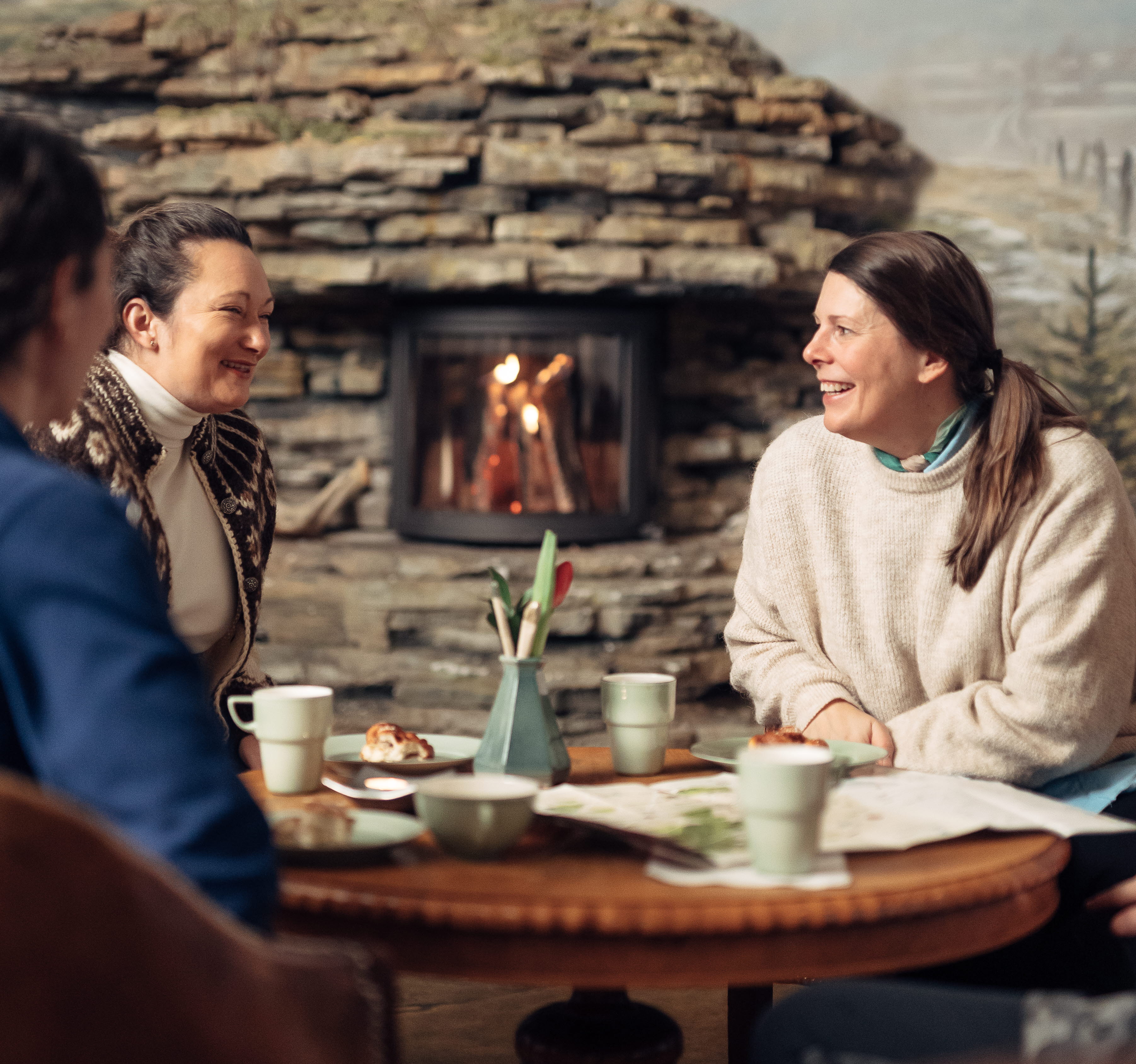 Grupp av människor njuter av en fika hos Löfwings Ateljé & Krog.