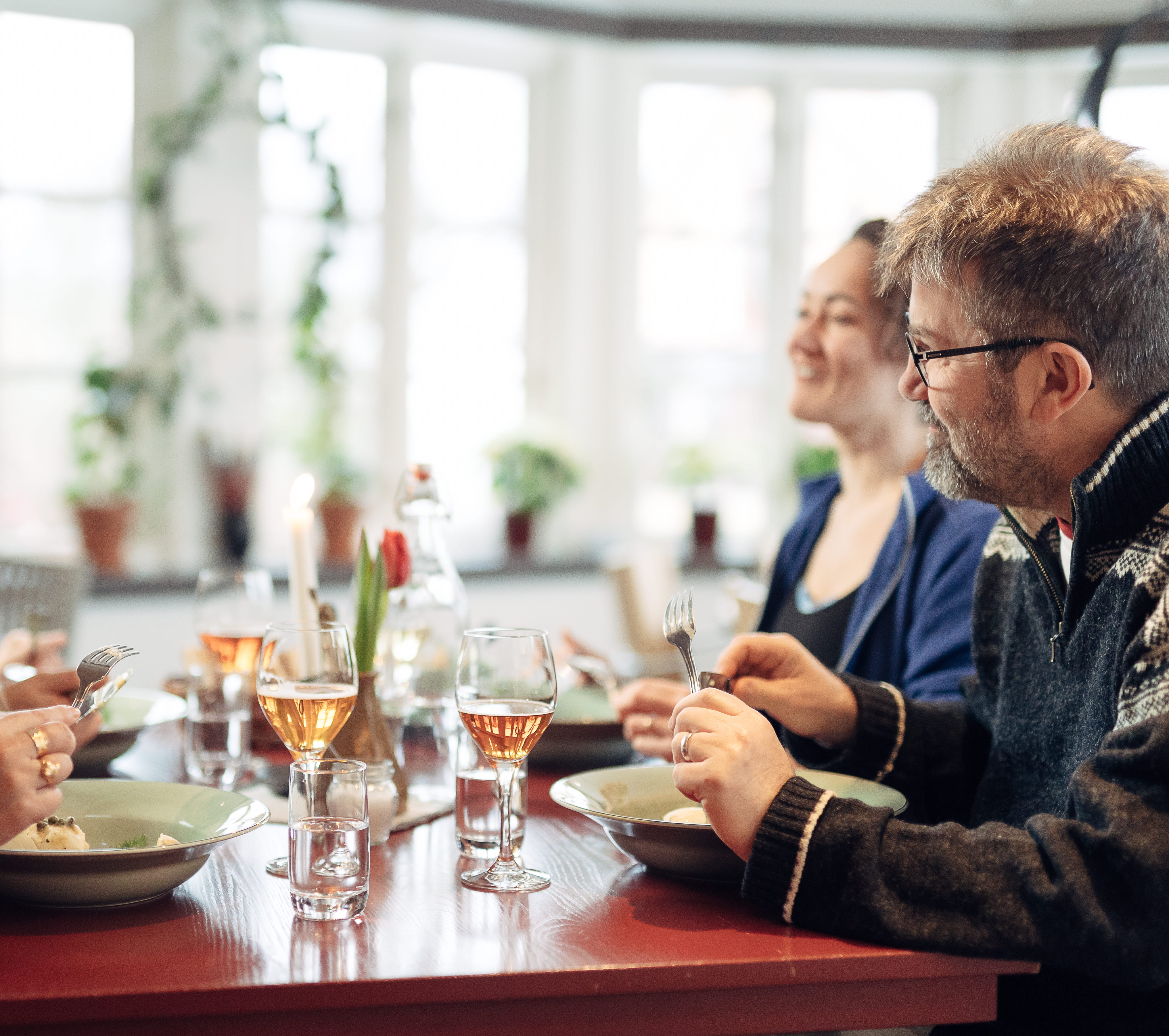 Ett sällskap njuter av en måltid hos Löfwings Ateljé & Krog