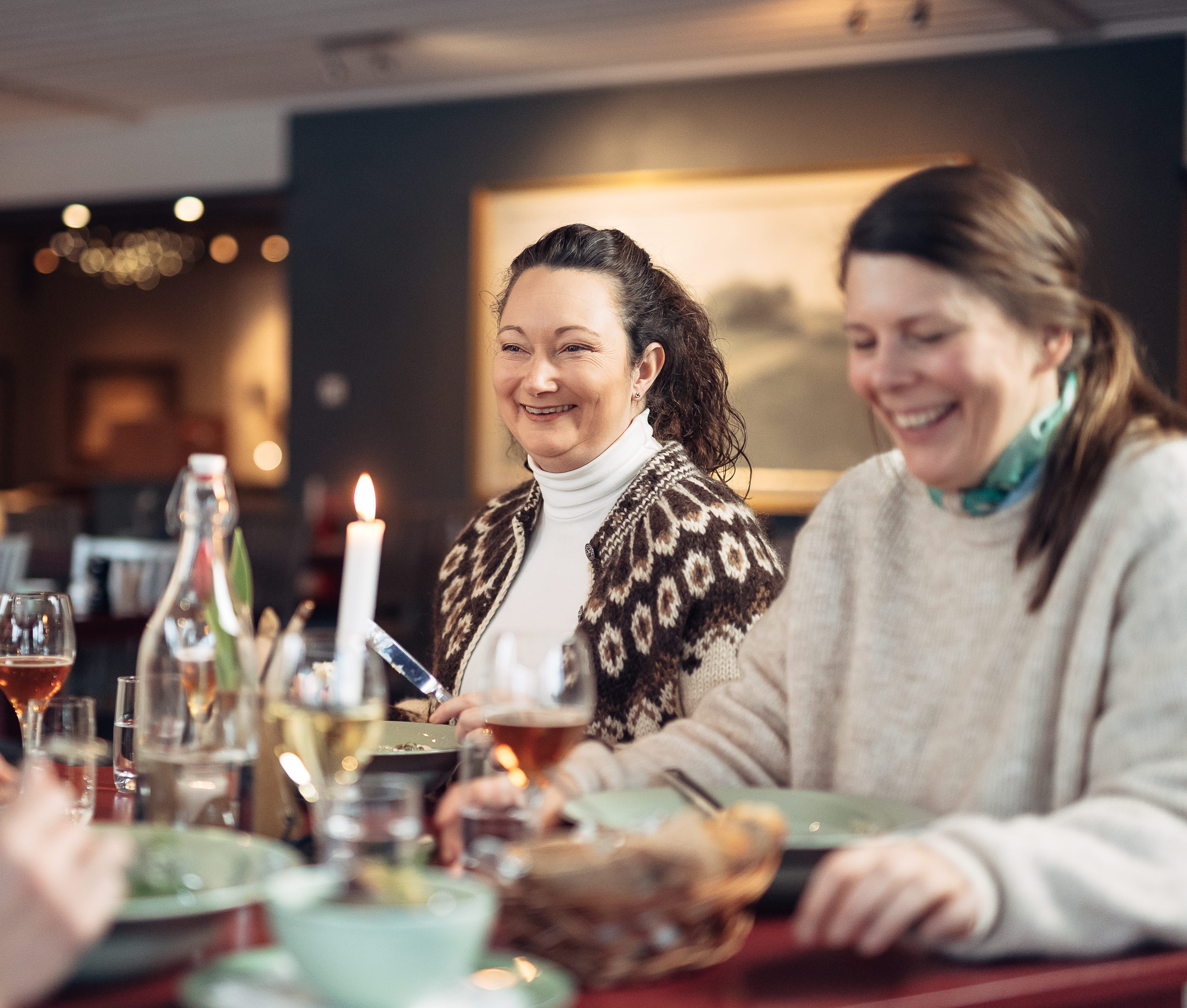 Ett sällskap njuter av en måltid hos Löfwings Ateljé & Krog