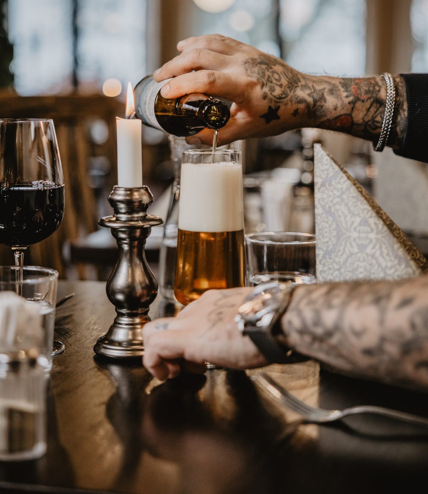 Människor i restaurangmiljö