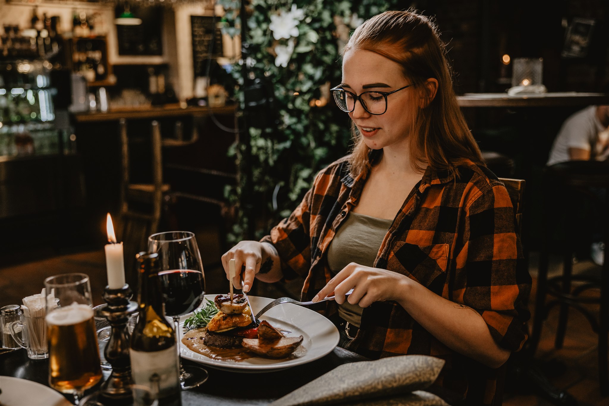 Människor i restaurangmiljö