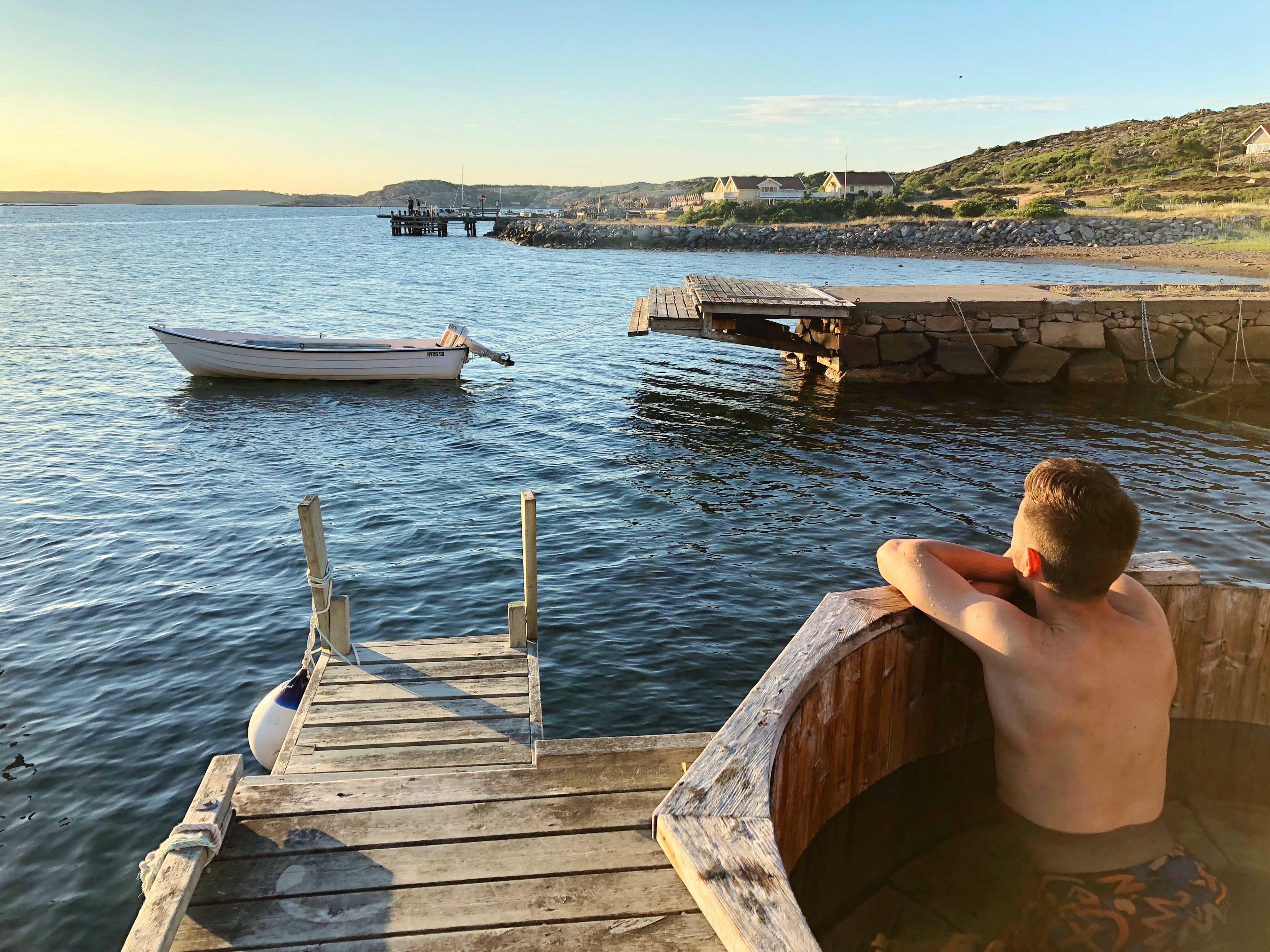 Alex Vizeo, fransk youtuber badar i tunna utanför Everts Sjöbod