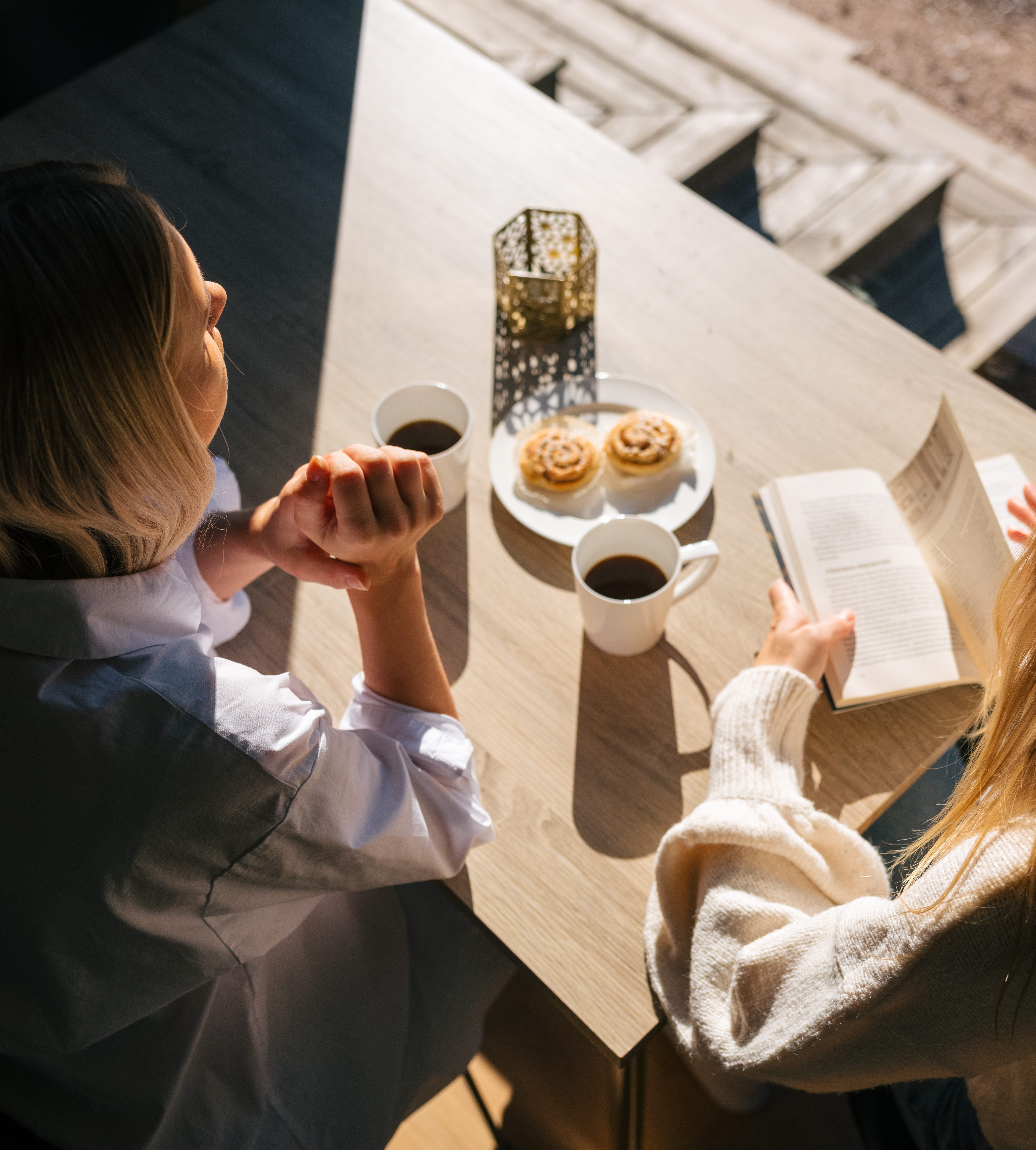 Två kvinnor njuter av Inforest i Hjo