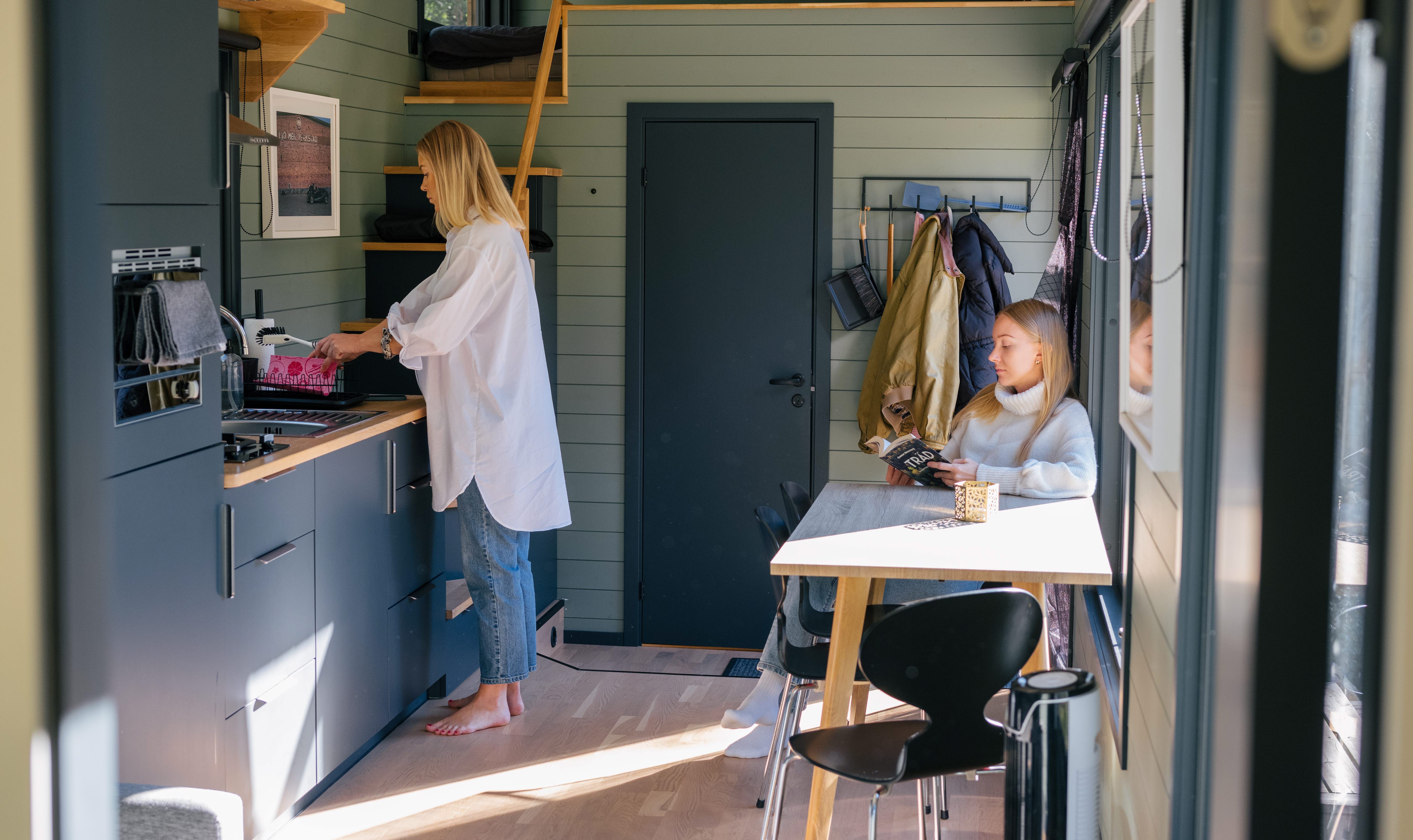 Två kvinnor njuter av Inforest i Hjo