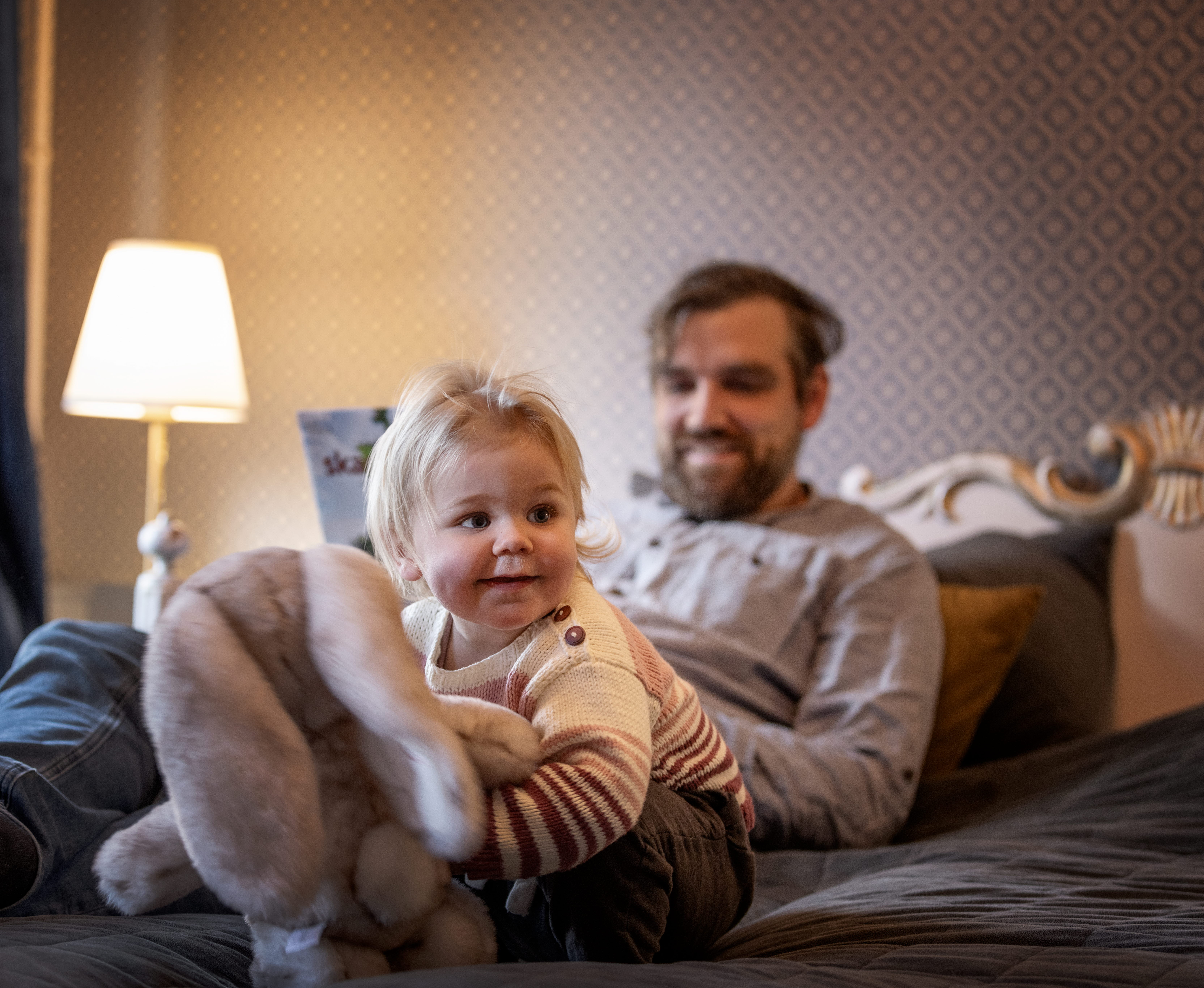 En man och ett barn i hotellmiljö.