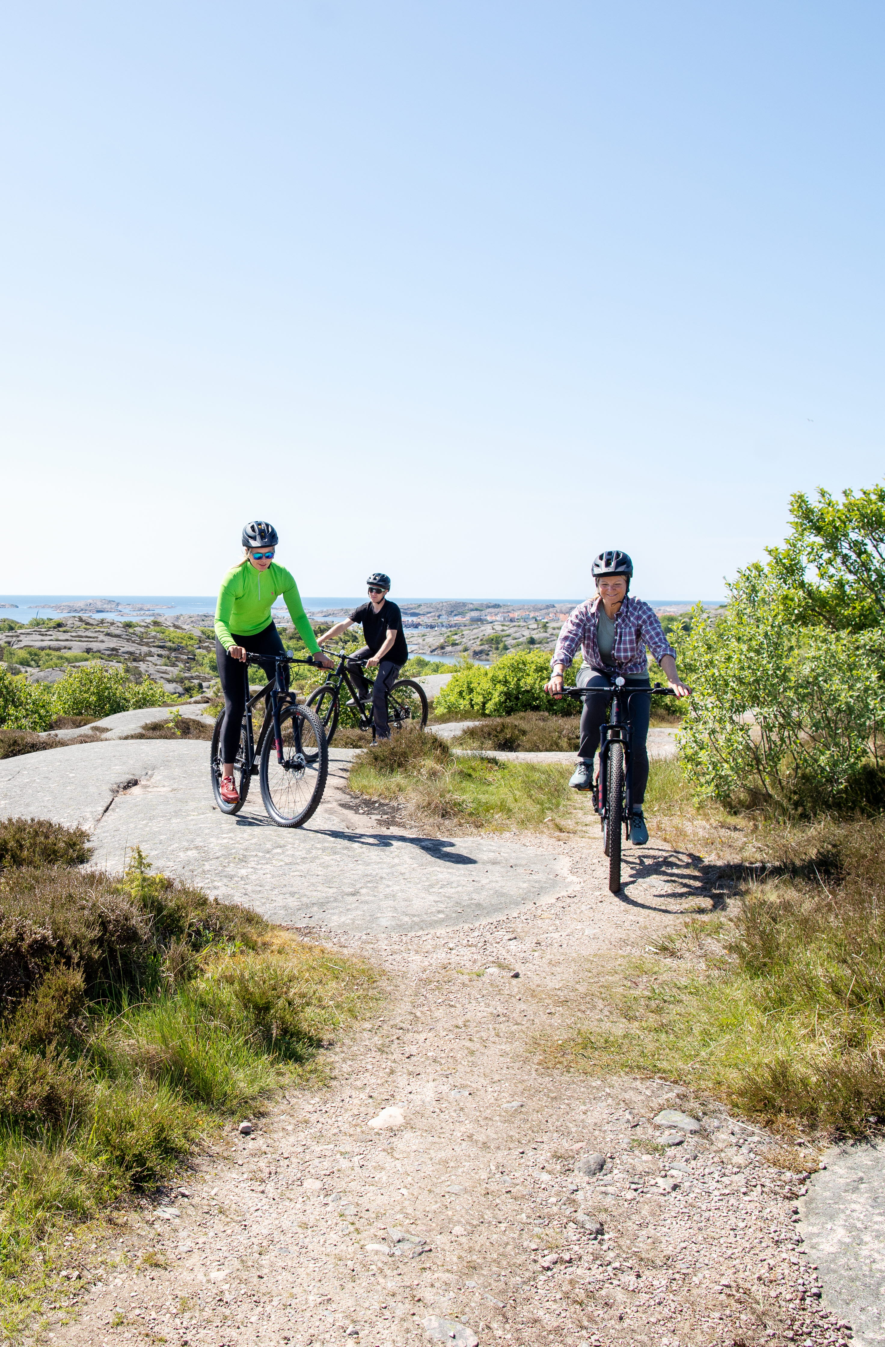 Flicka cyklar på klippor.