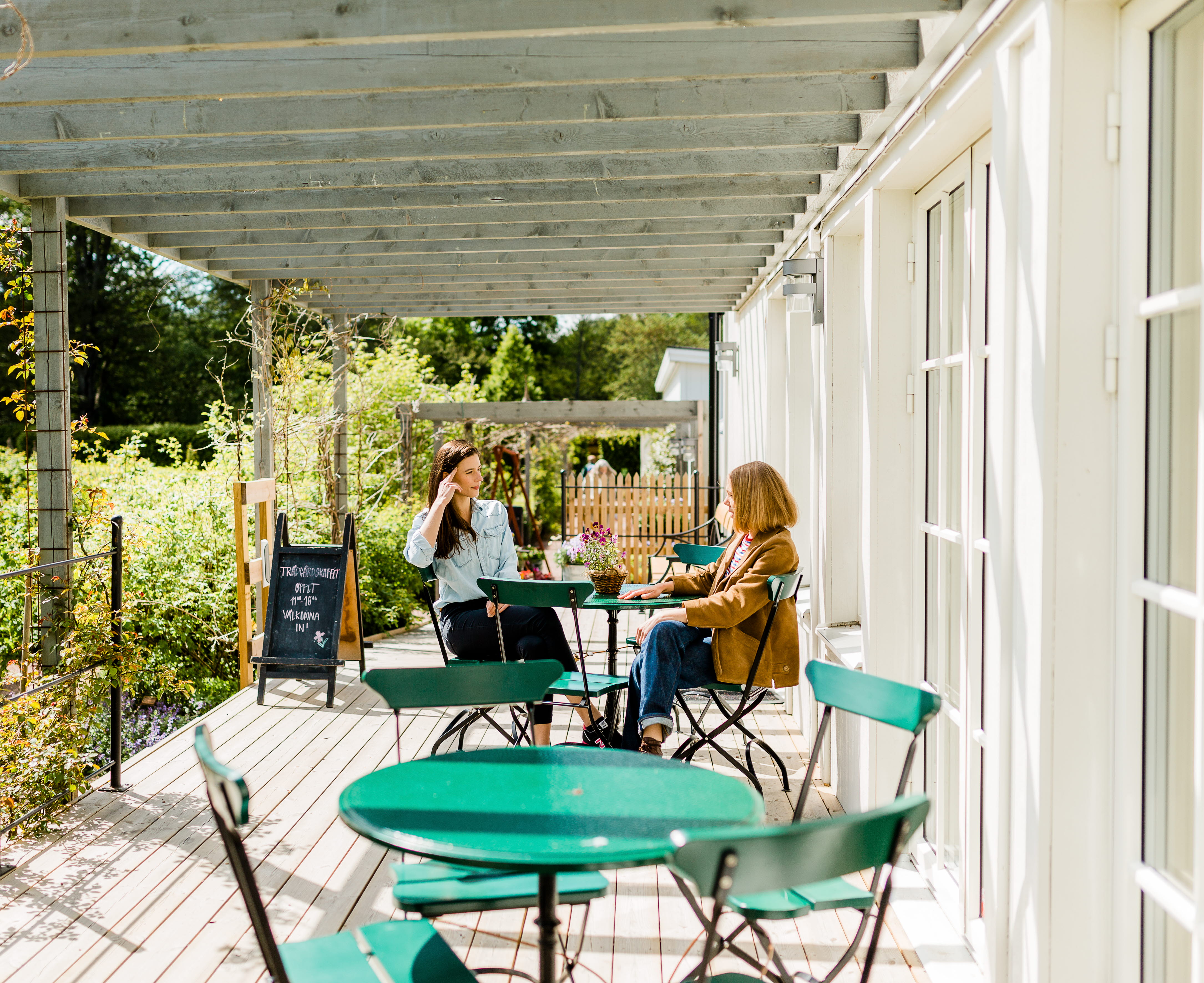 Two women visiting Jonsereds Gardens