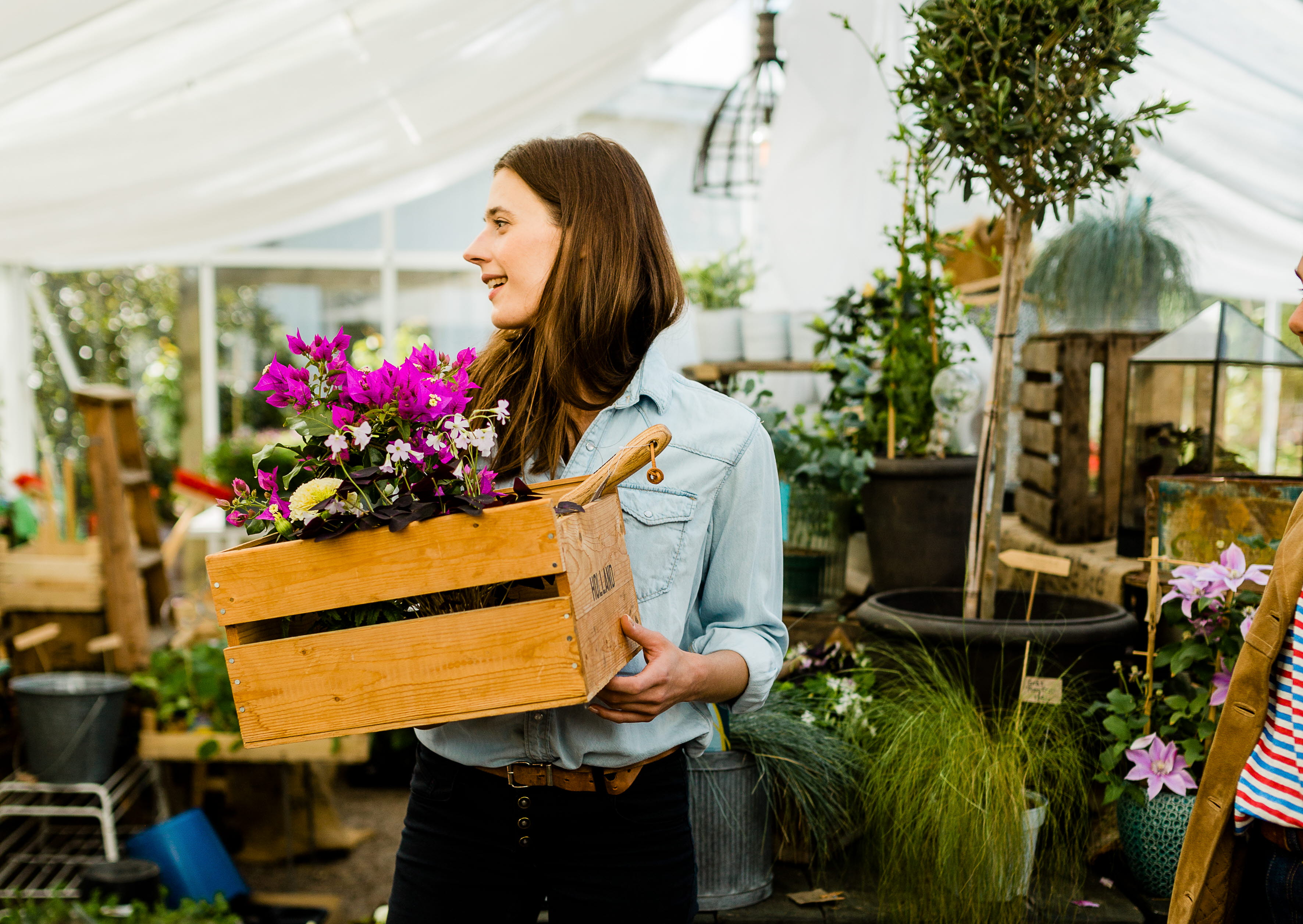Kvinna i en handelsträdgård