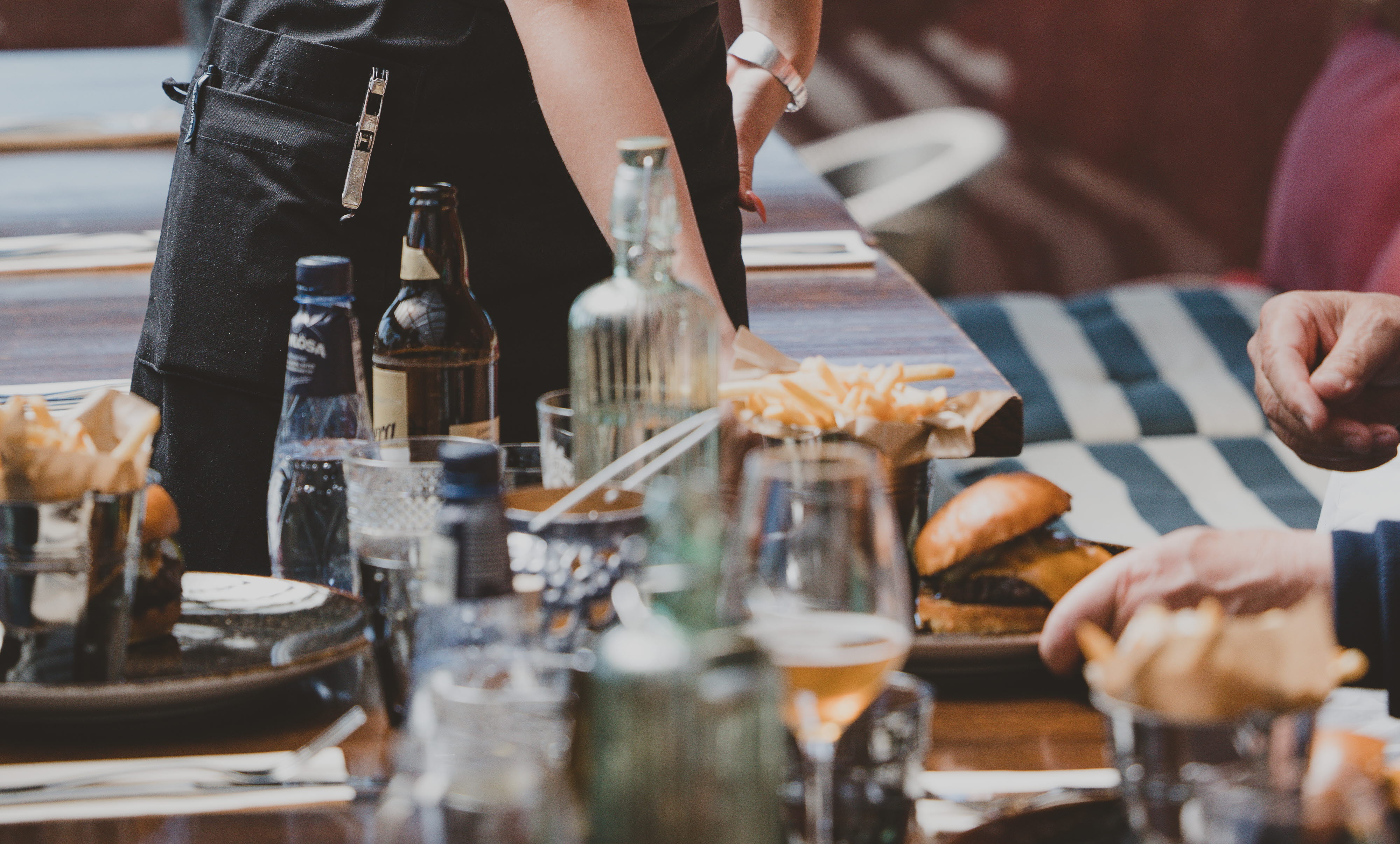 Personal som serverar hos Kläpphagen Koster.