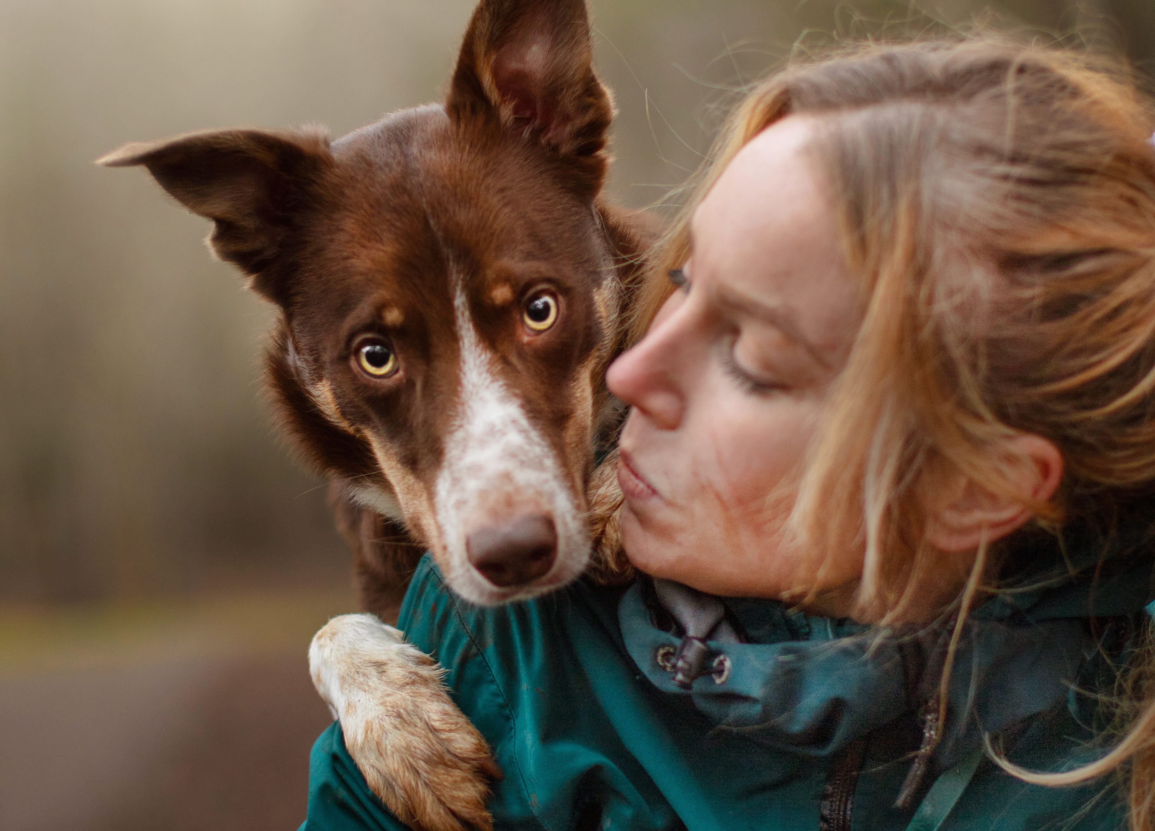 Människa med en hund.