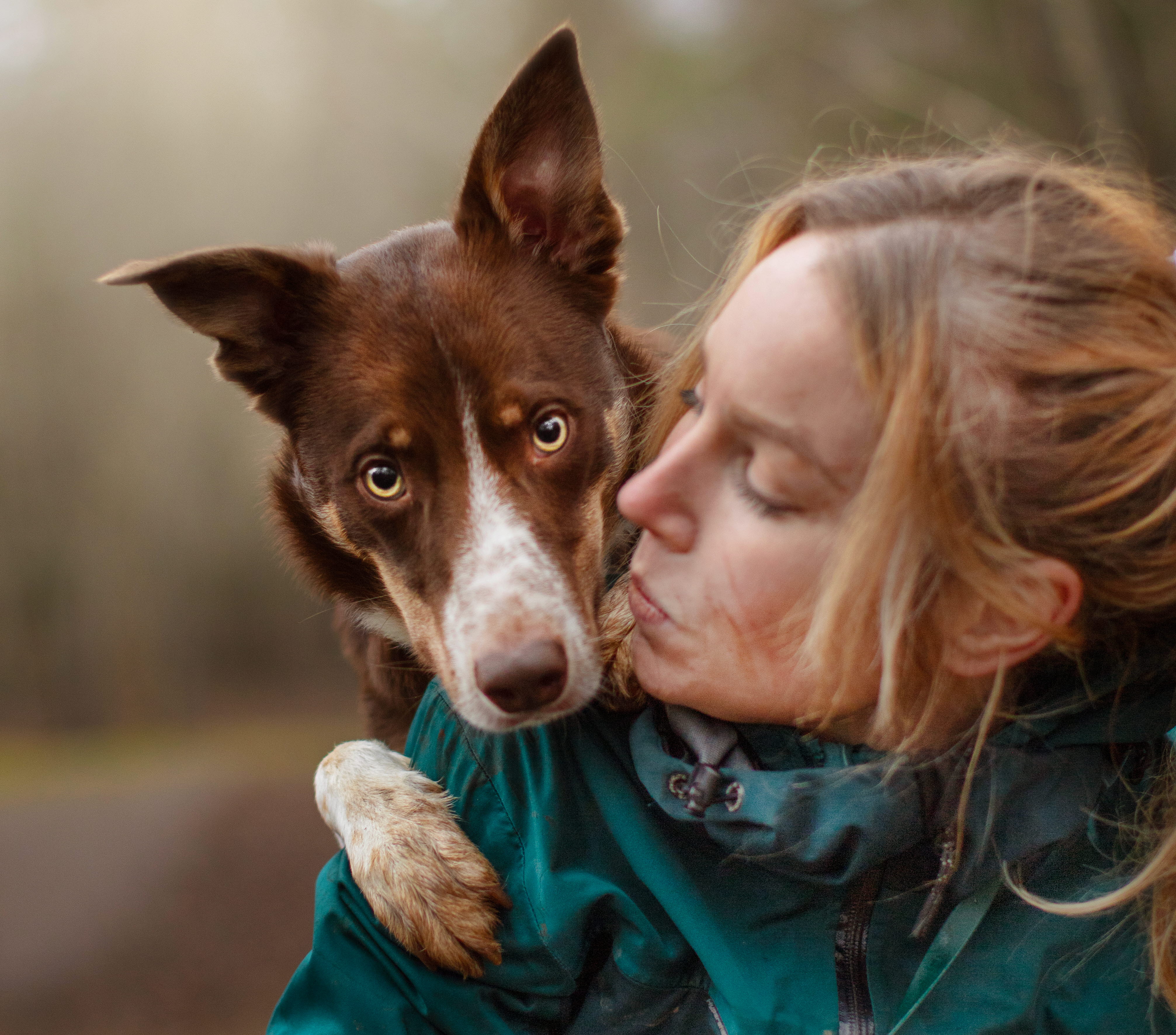 Människa med en hund.