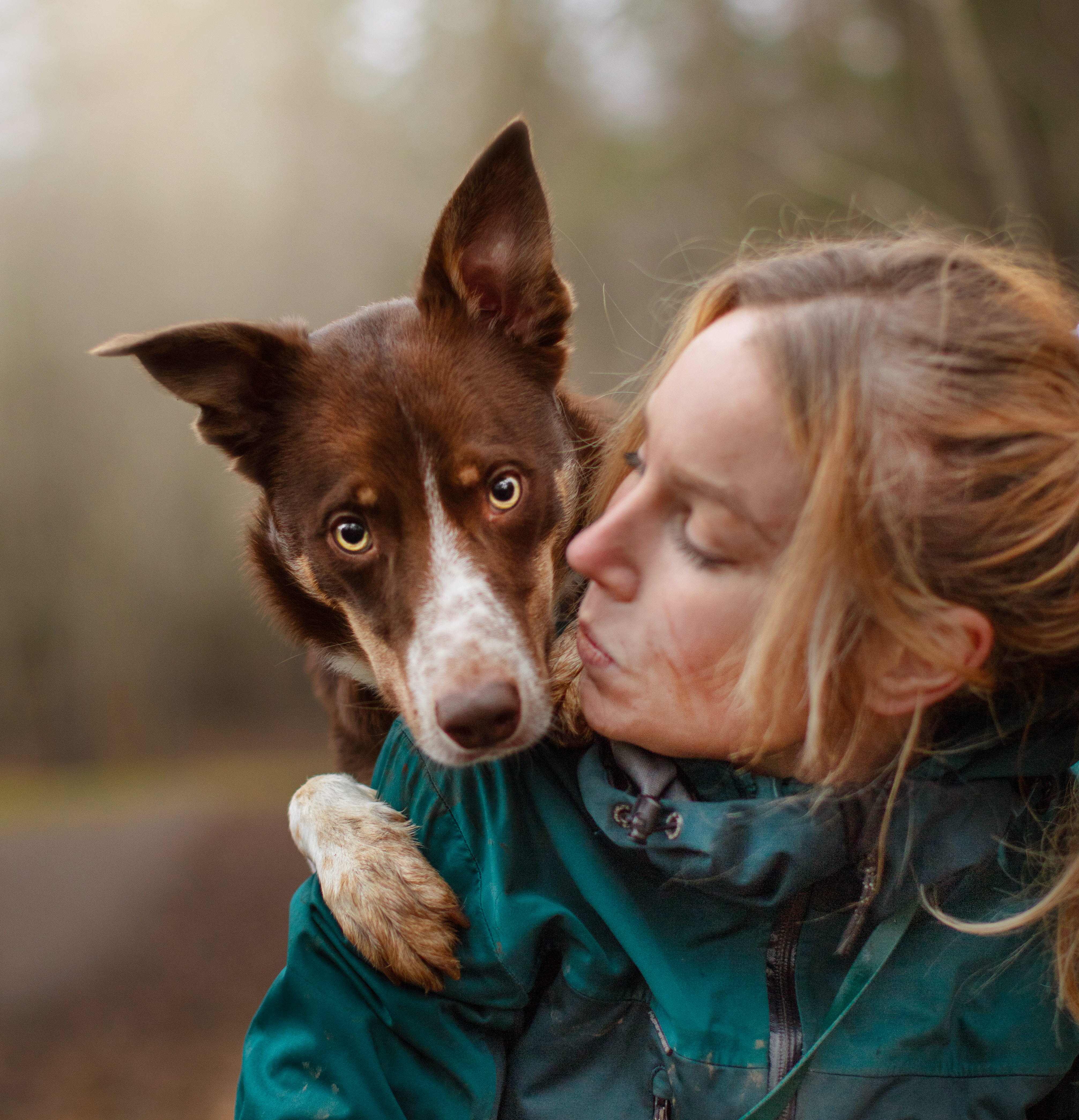 Människa med en hund.
